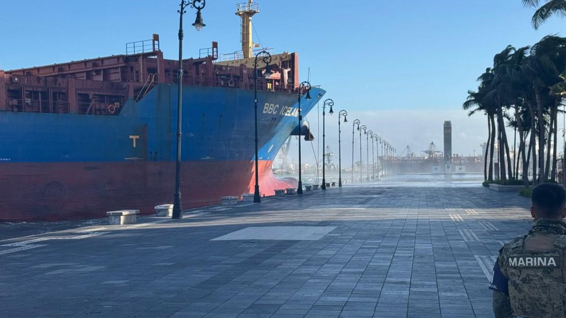 Barco mercante choca con el malecón en Veracruz y daña cinco embarcaciones