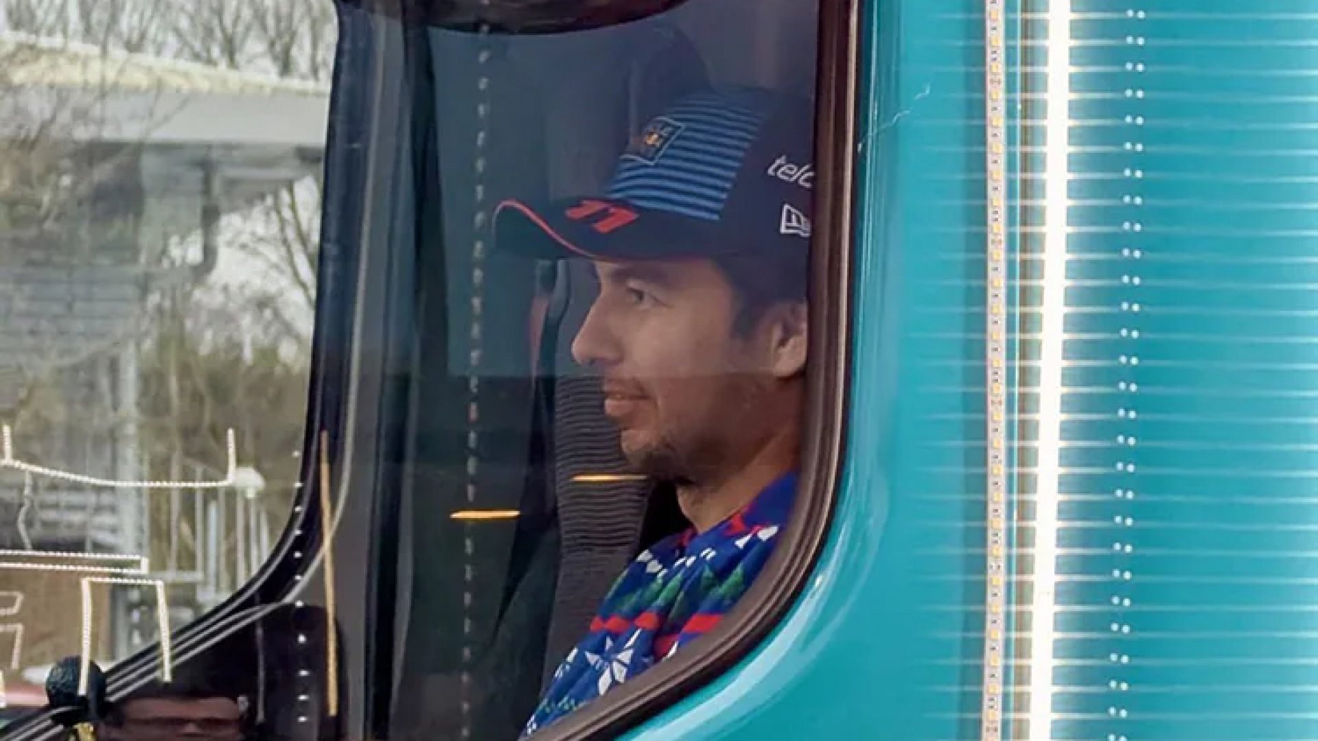 Checo Pérez regala camión de tequila al equipo de Red Bull