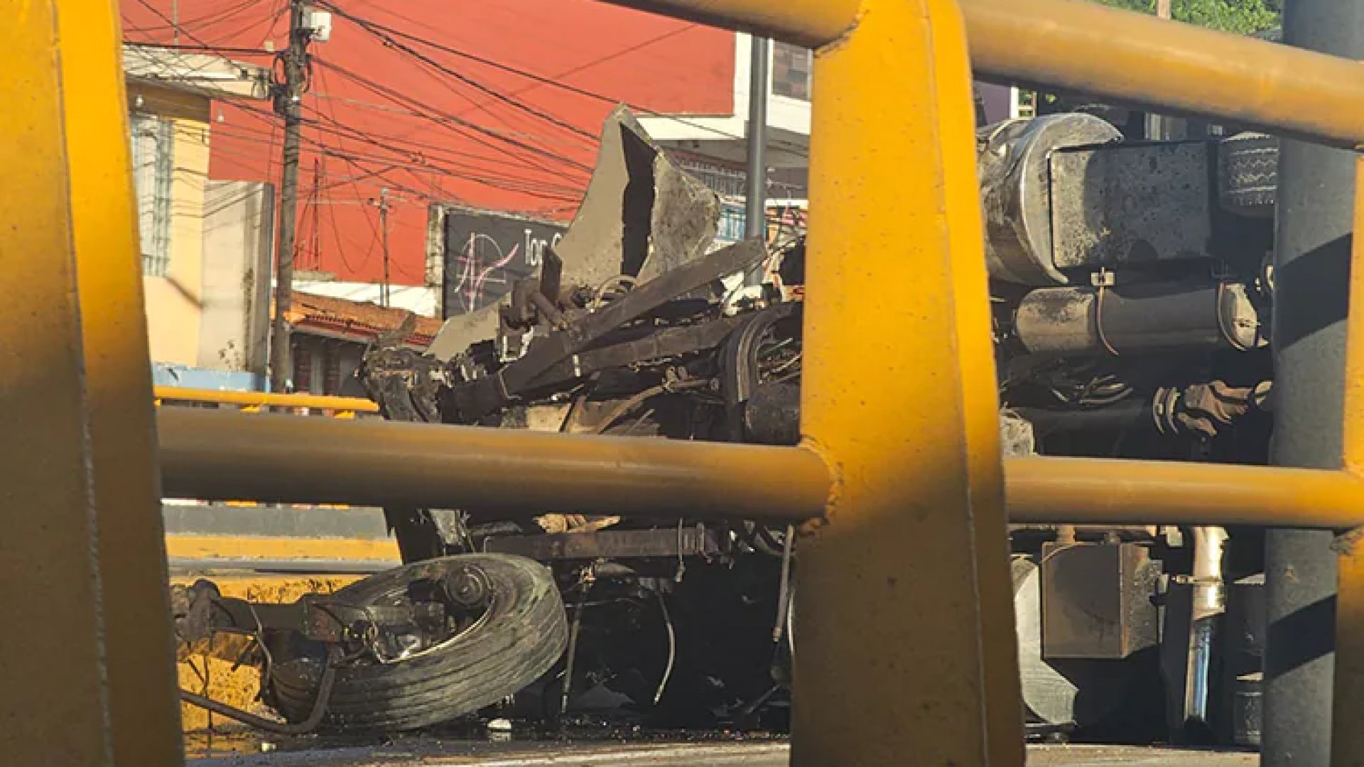 Cierran puente Miguel Alemán de Xalapa tras volcadura de camión de volteo