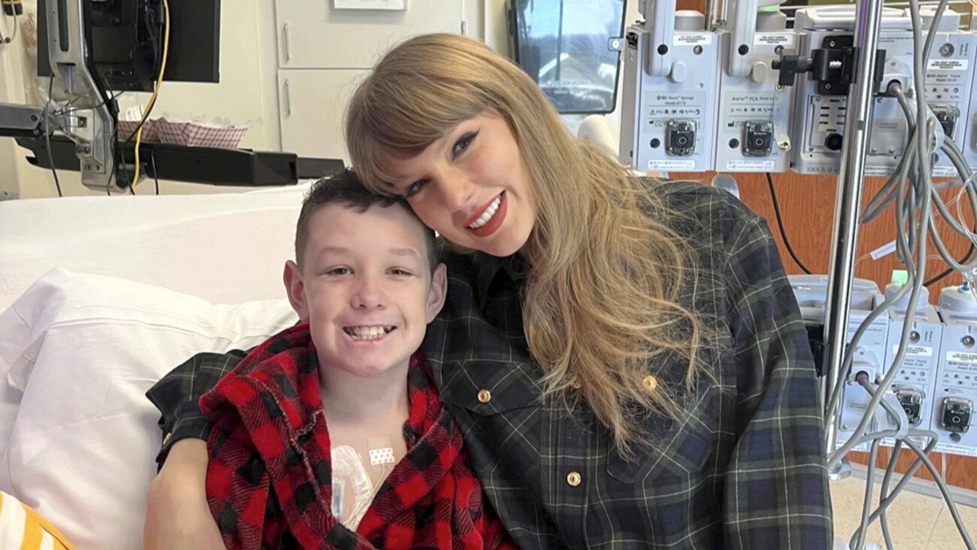 Sorprende Taylor Swift a pacientes de hospital infantil