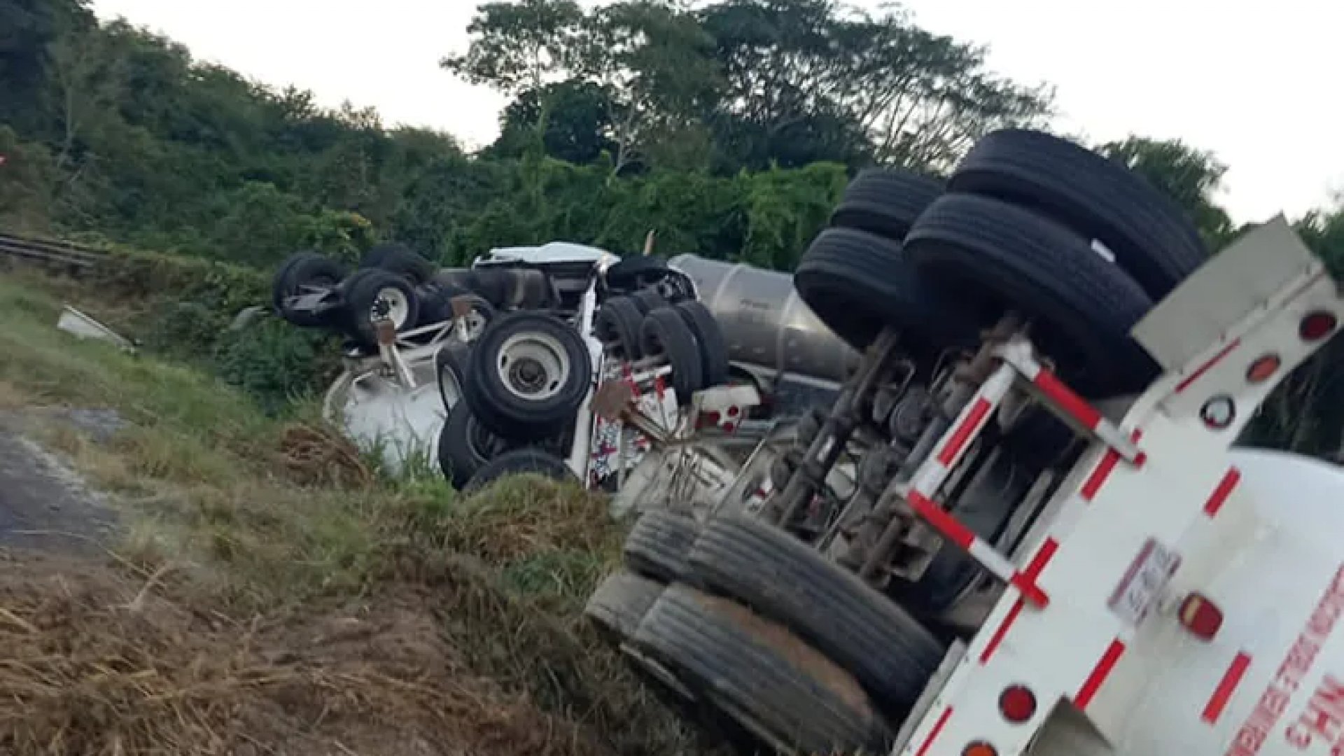 Vuelca pipa con amoniaco en la autopista Córdoba-Veracruz