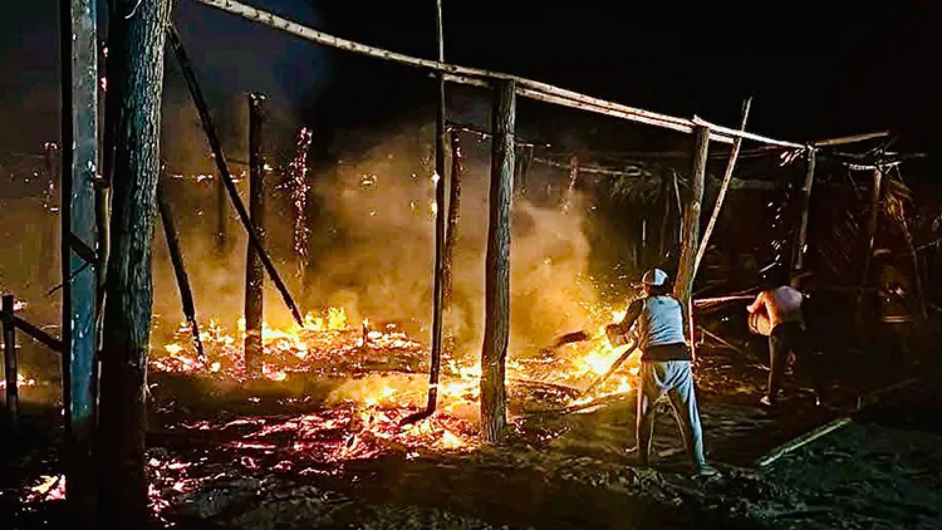 En Tuxpan, incendio arrasa más de 60 palapas en playas
