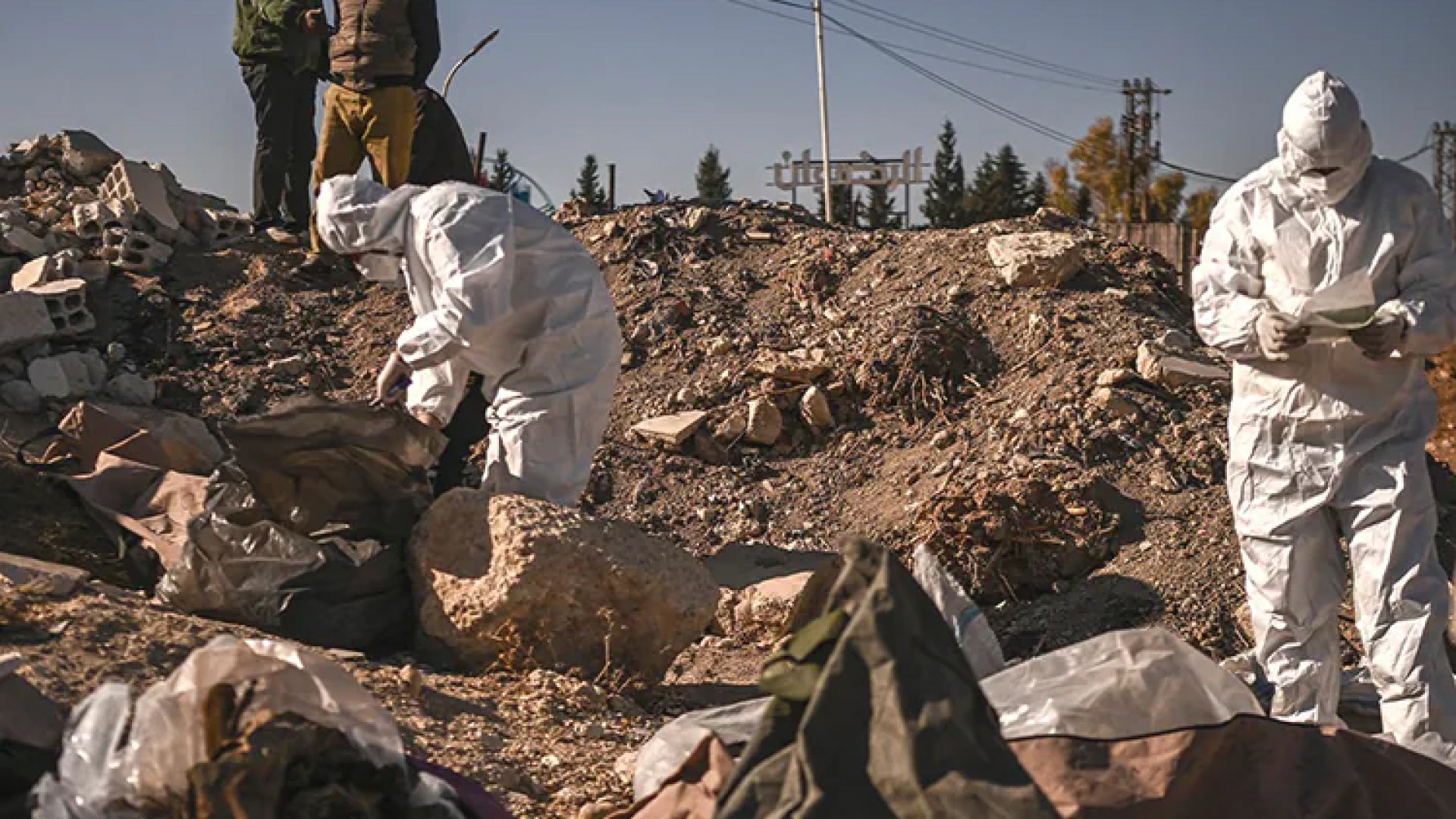 Hallan en Siria fosa con miles de cuerpos tras régimen de Assad