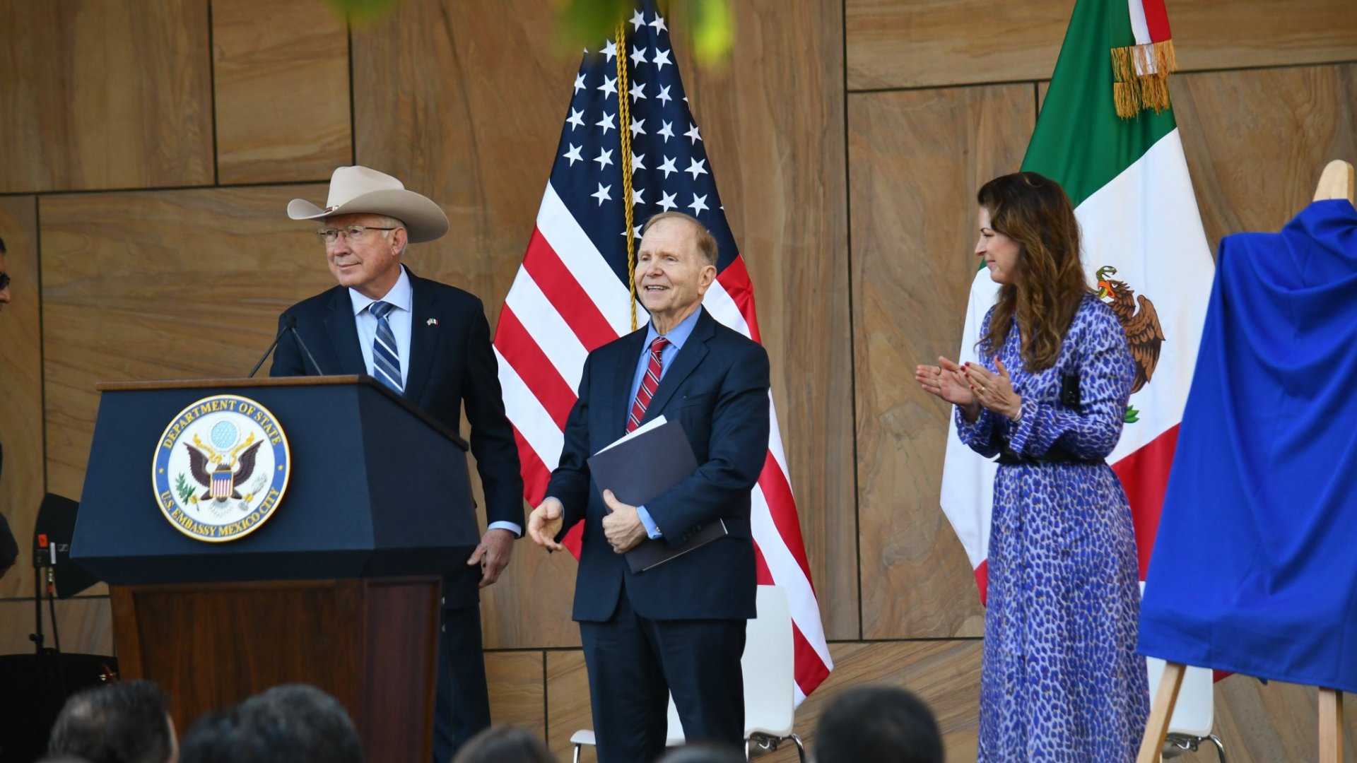 Ken Salazar inaugura nueva sede de la Embajada de Estados Unidos en México