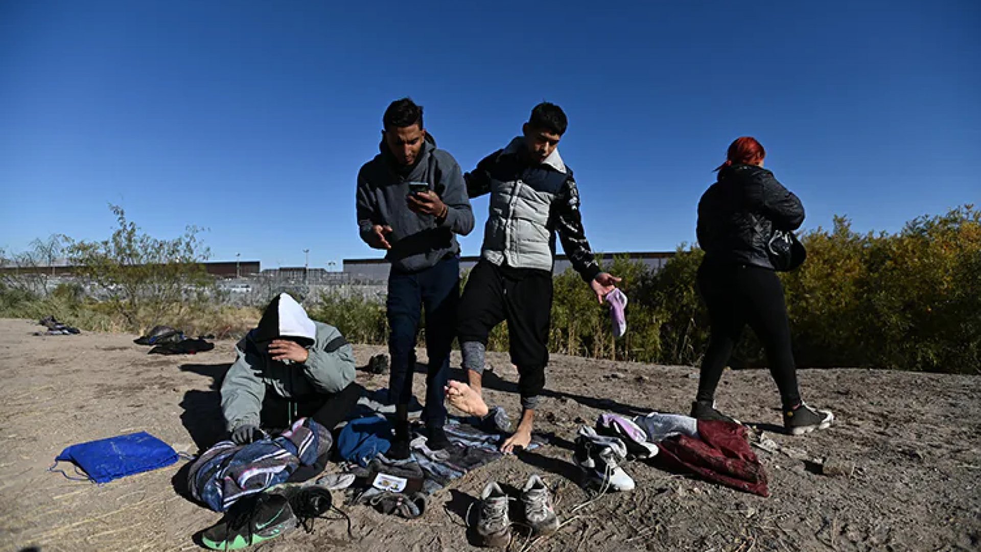 Migrantes en Ciudad Juárez son repelidos con gas pimienta al intentar cruzar la frontera