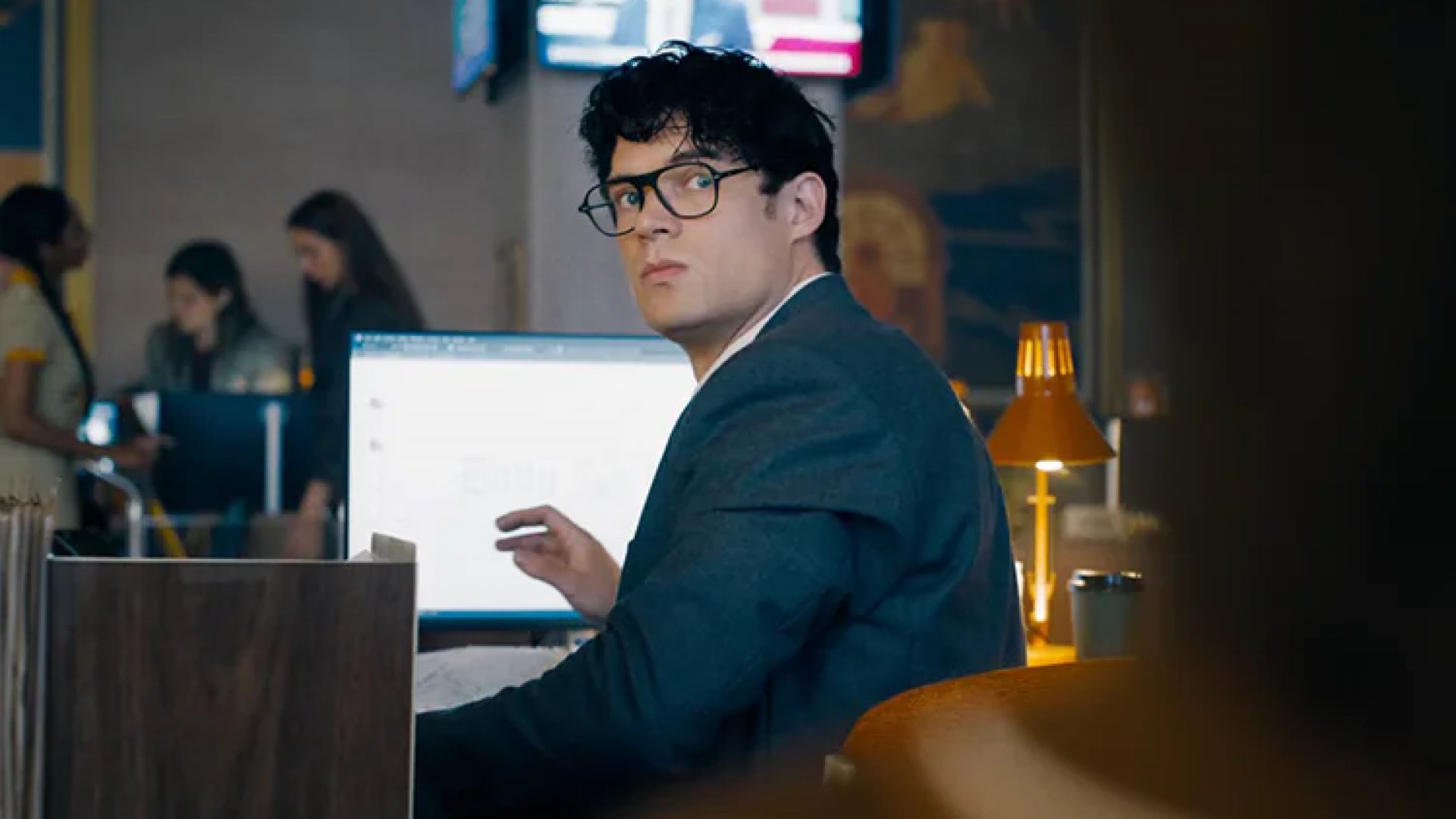 Superman y Clark Kent hacen su primera aparición en tráiler de James Gunn