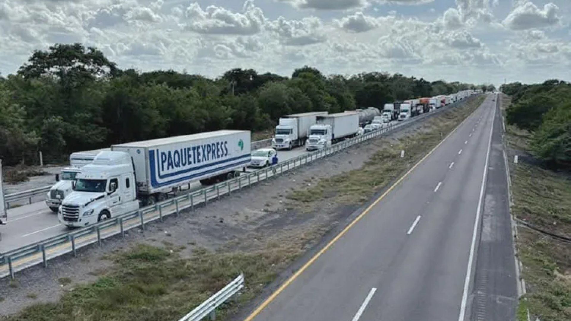 Autopista Córdoba-Veracruz: Reportan fila de 24 km en caseta de Paso del Toro