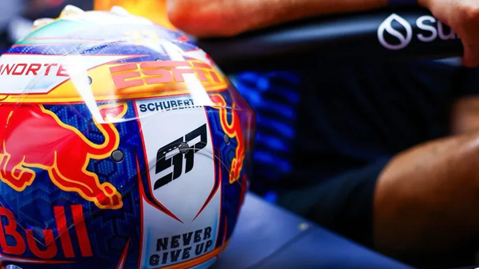 Rematan mercancía de Checo Pérez en tienda online de Red Bull hasta con 70% de descuento