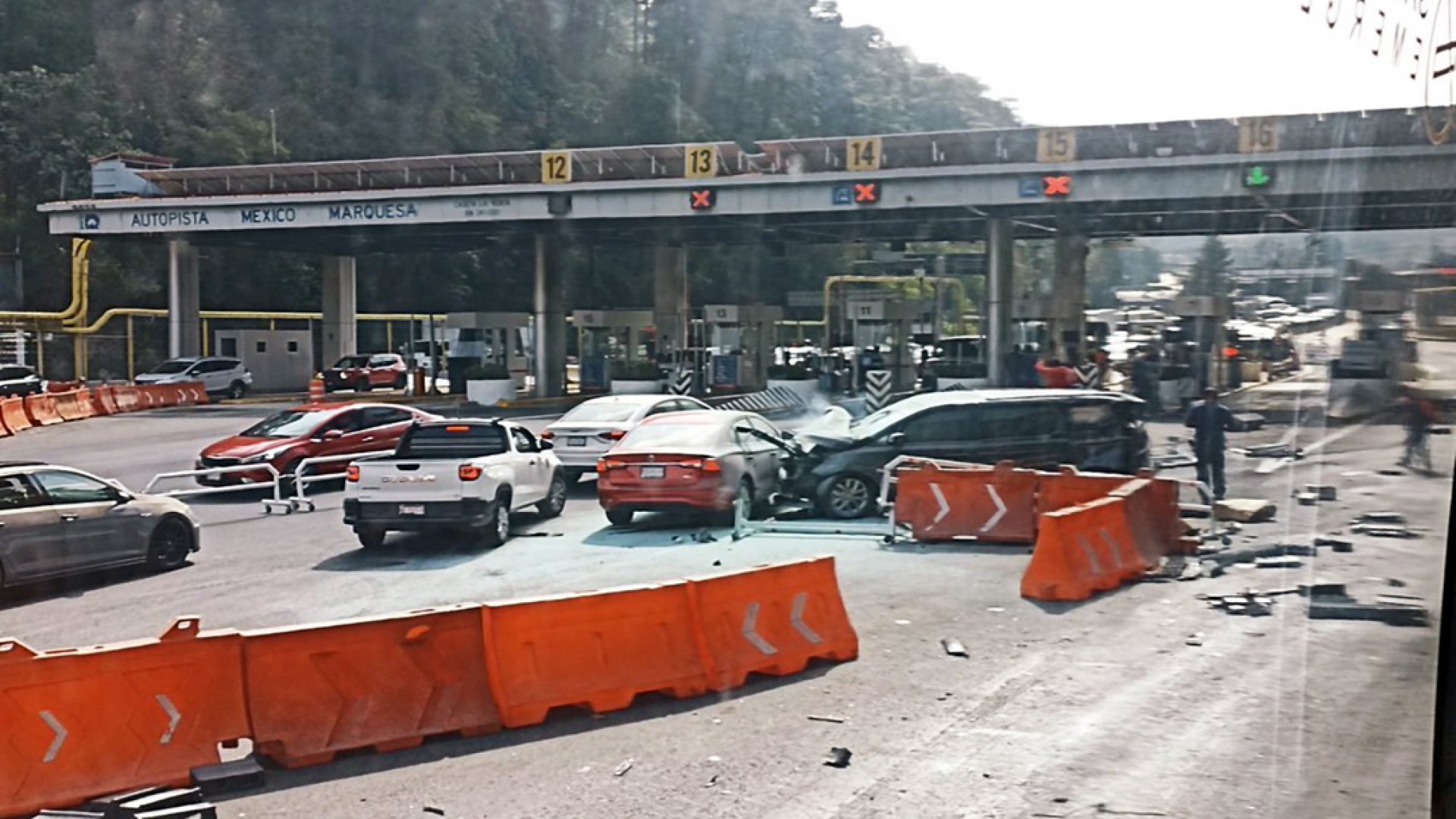 Video | Choque múltiple en la México-Toluca deja tres lesionados