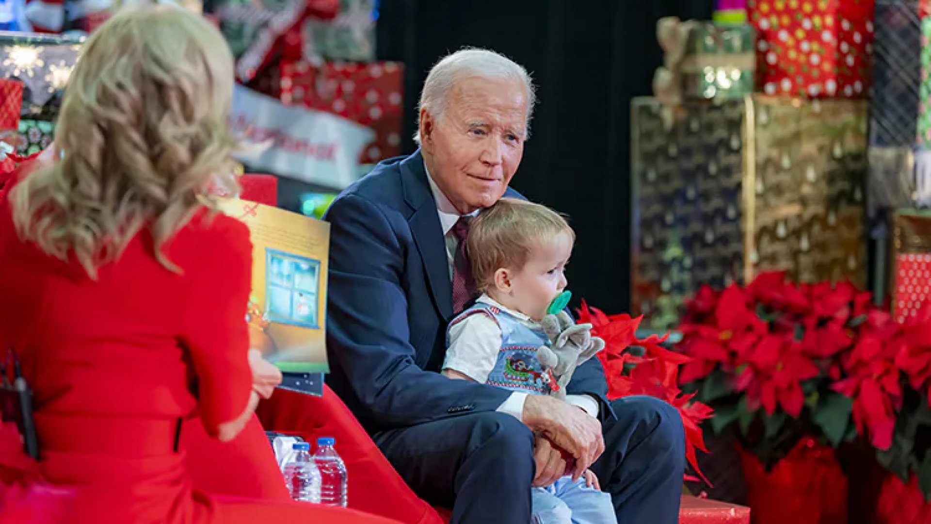 Biden firma ley de financiamiento y evita cierre al Gobierno de EU