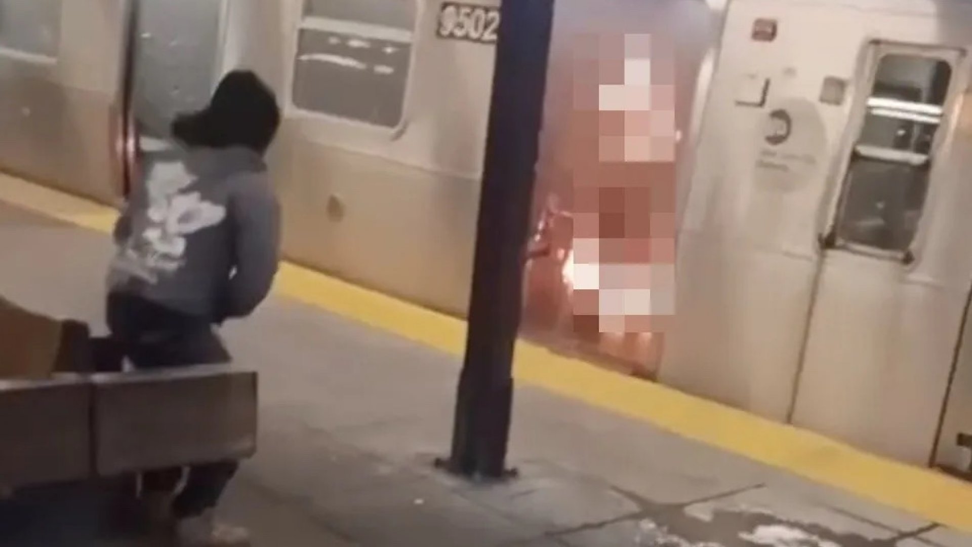 Horror en Coney Island: La vio morir ardiendo tras prenderle fuego en un tren