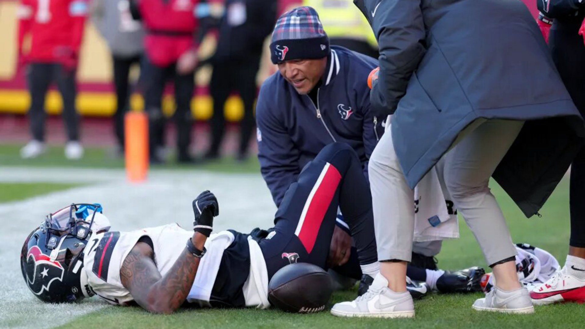 NFL: Tank Dell sufre dramática dislocación de la rodilla izquierda