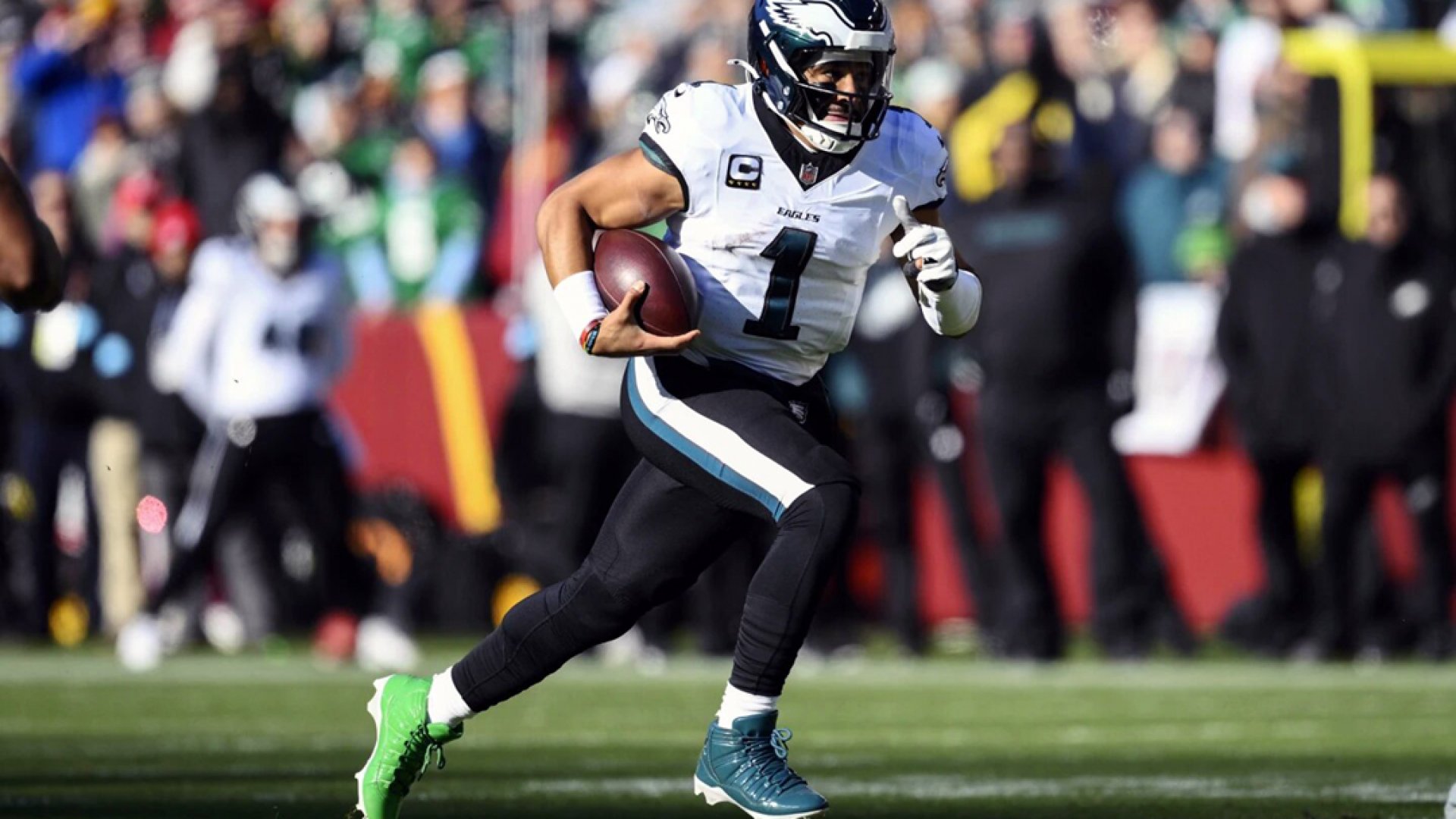 Jalen Hurts, quarterback de Eagles, sufre conmoción cerebral 