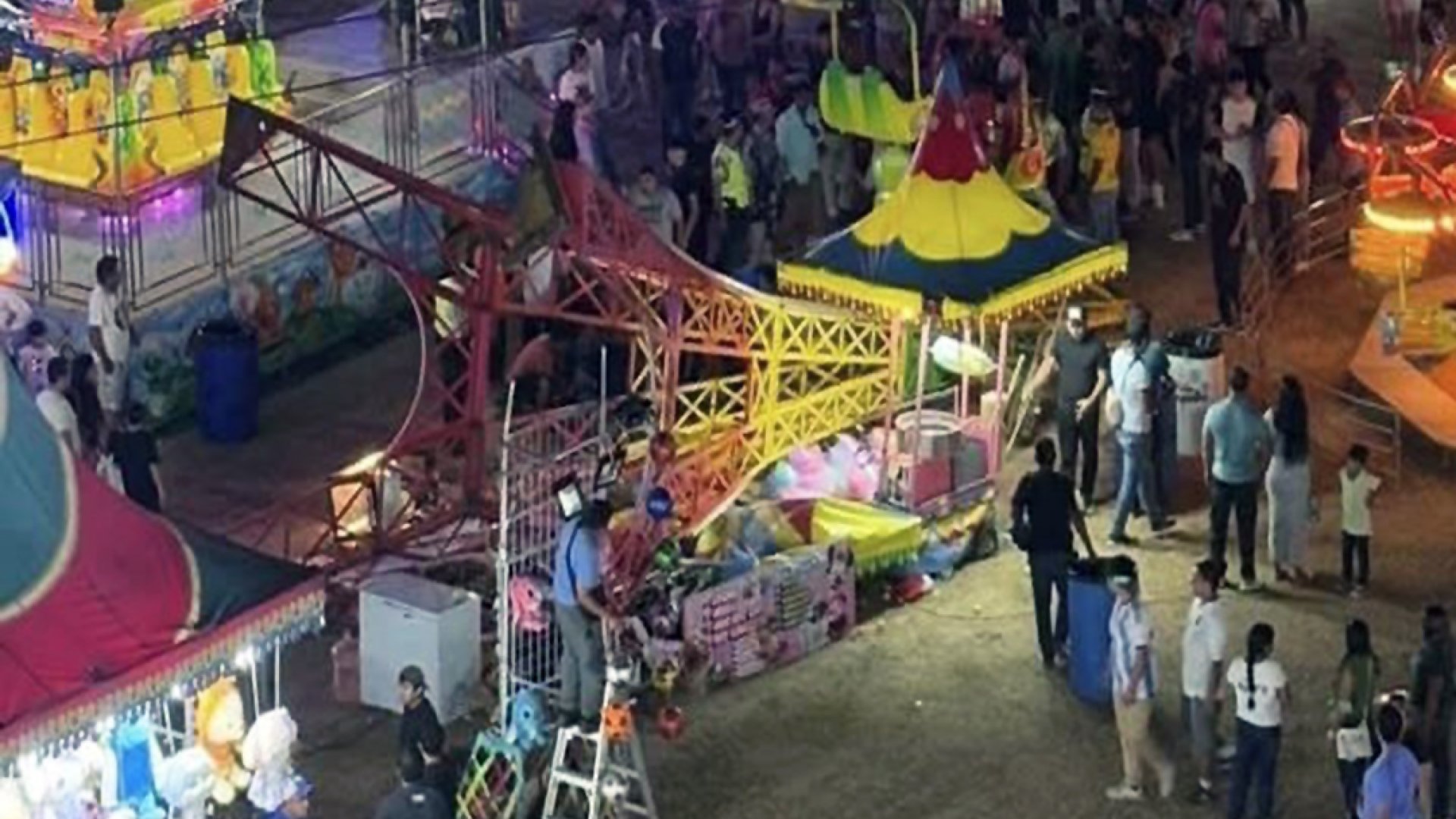 Video l Colapsa juego mecánico en feria de Acapulco