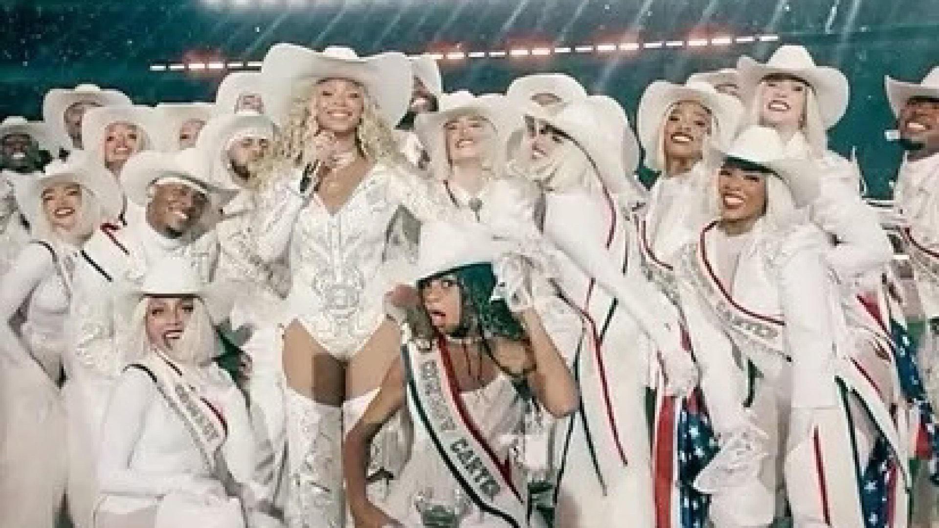 Beyoncé deslumbra en el medio tiempo de la NFL con un espectáculo de Navidad épico