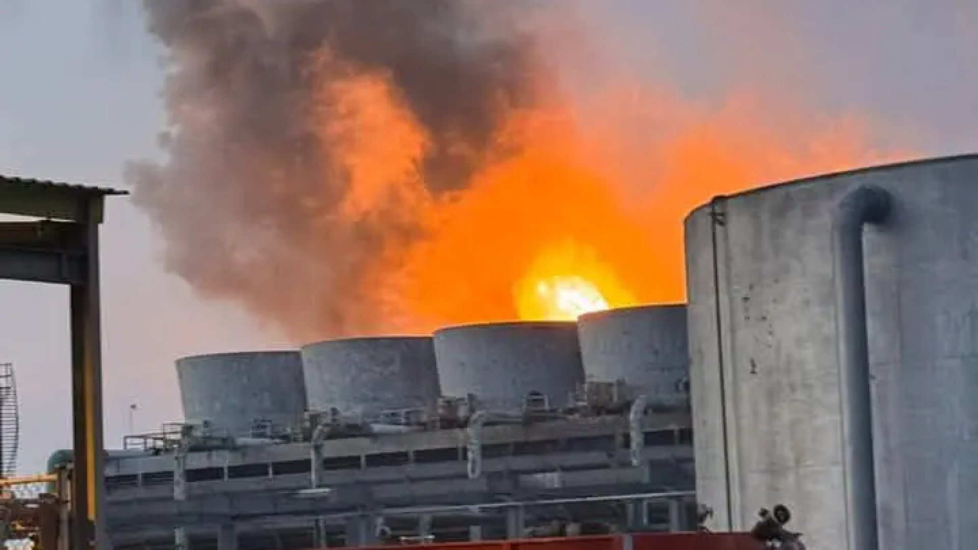 Registran explosión en complejo de Pemex Cangrejera en Coatzacoalcos, Veracruz