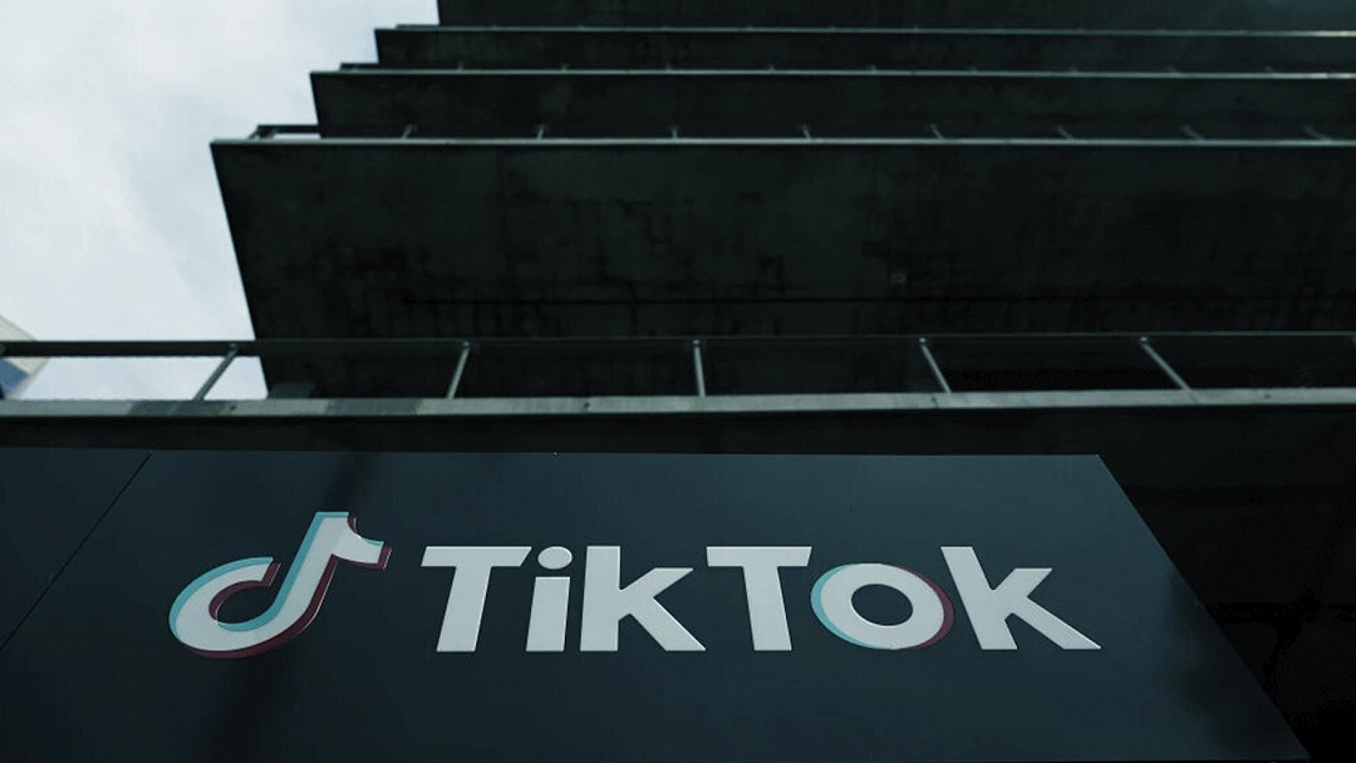 Pide Donald Trump a Corte suspender prohibición de TikTok