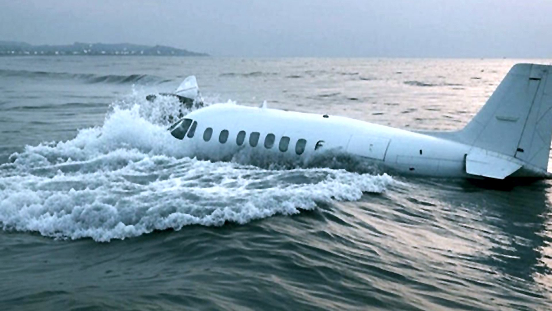 ¡Otro más! Avión del Jazirah Aviation Club se estrella en medio del mar