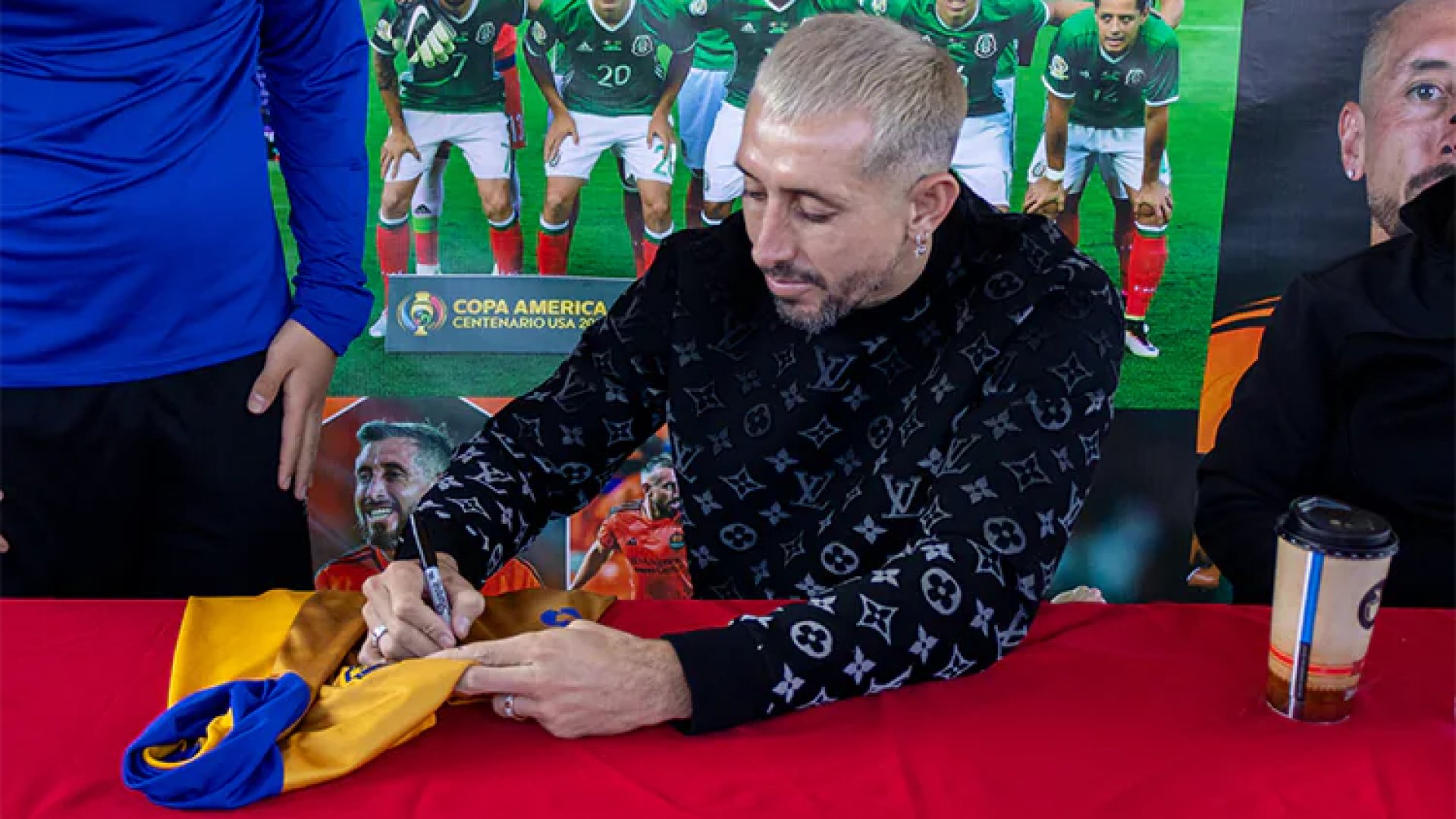 “Me van a salir ronchas”, bromea Héctor Herrera al firmar camiseta del América