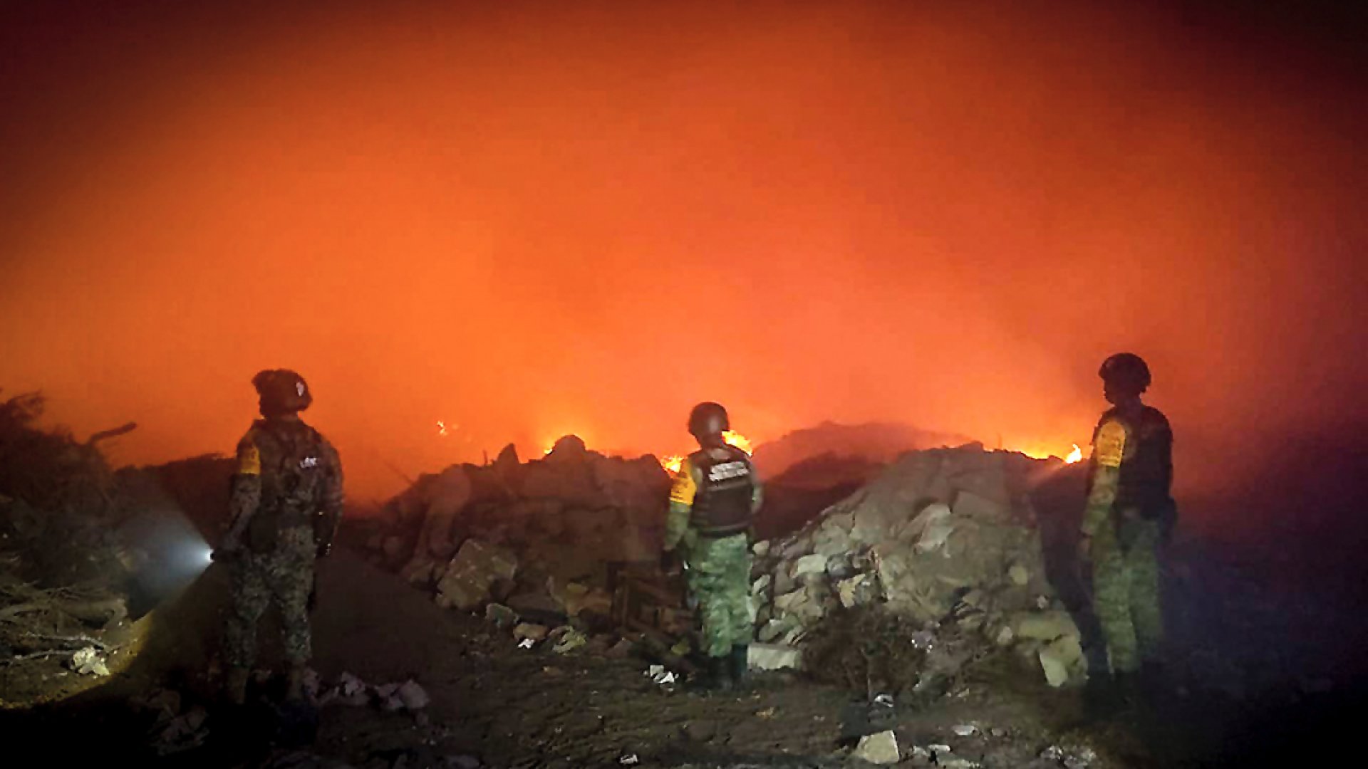 Incendio en basurero clandestino de Veracruz se sale de control y consume una vivienda
