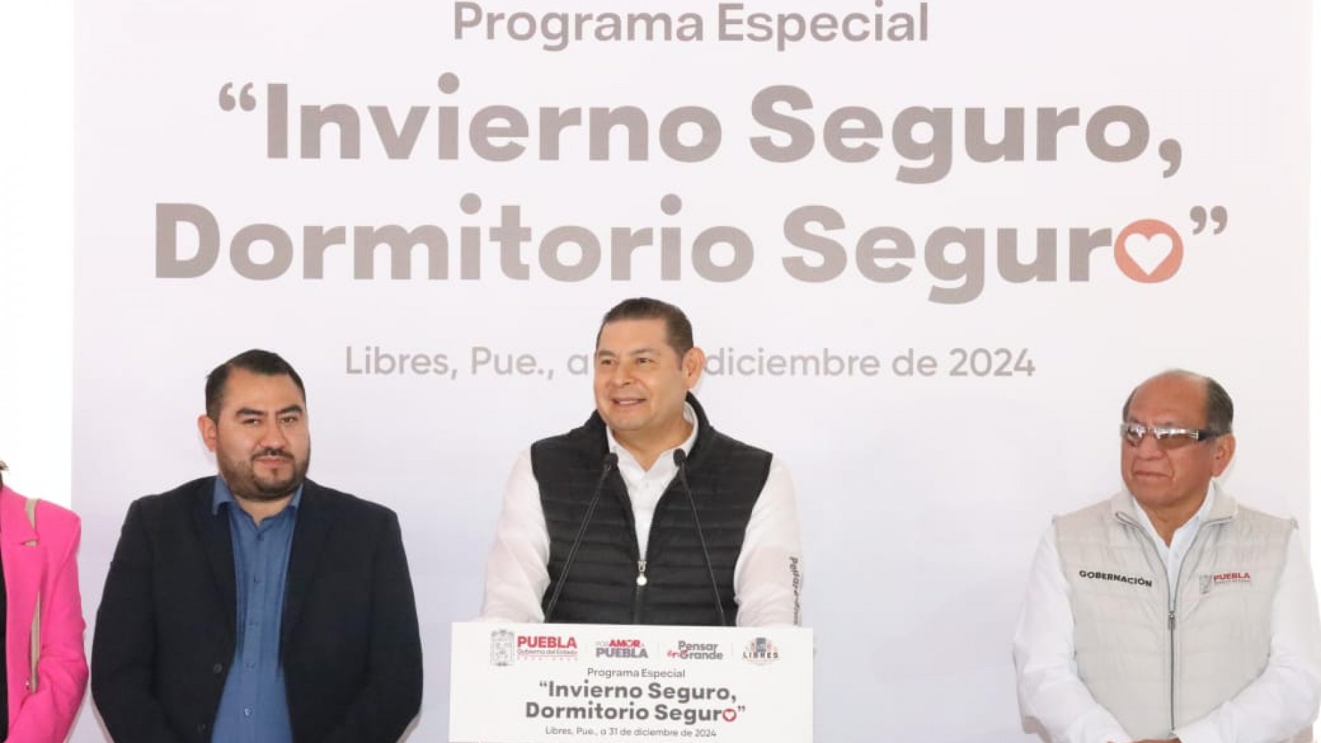 Armenta entrega cobertores en una de las zonas más frías del Estado de Puebla