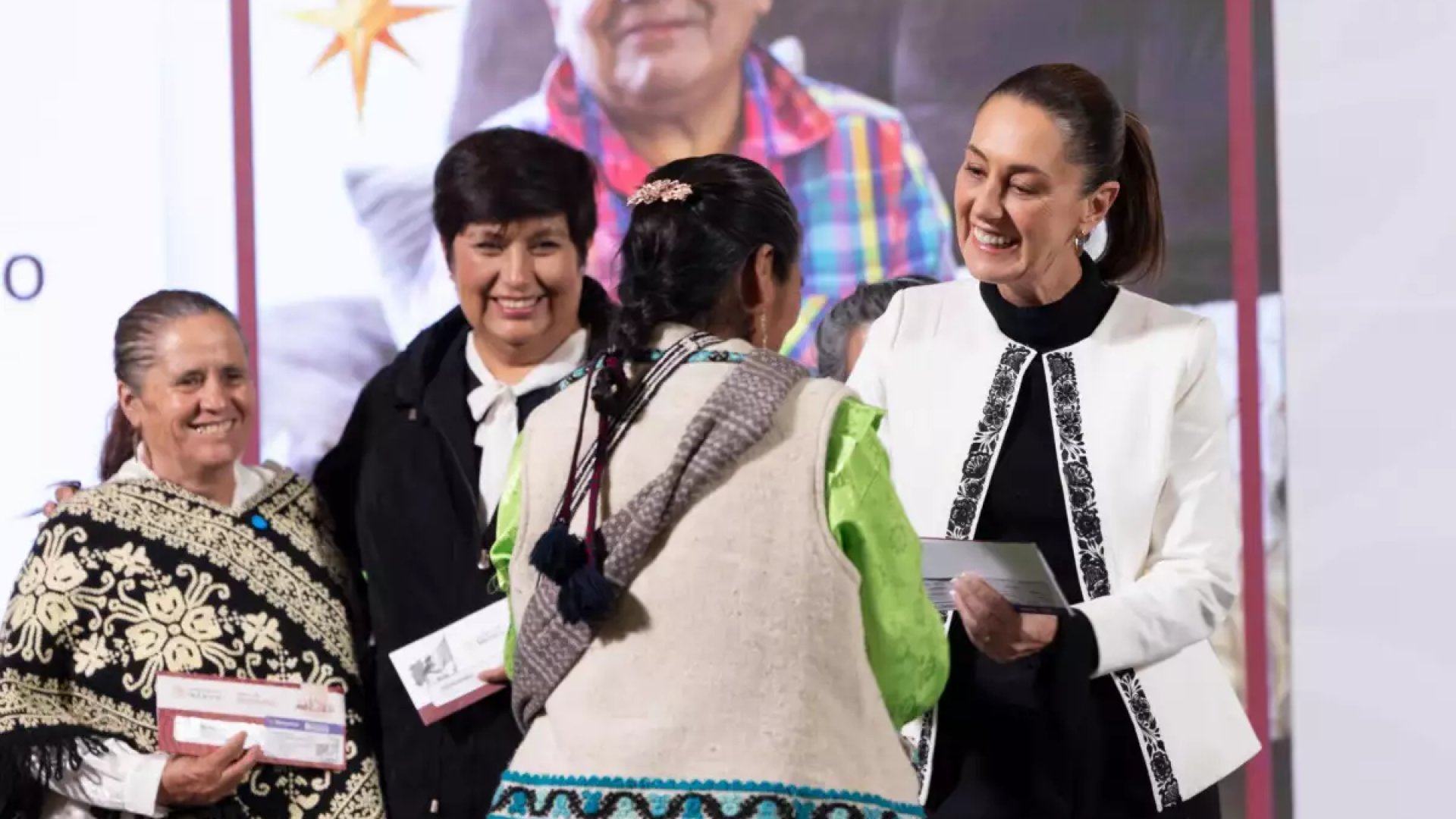 Claudia Sheinbaum inicia entrega de tarjetas a beneficiarias de Mujeres del Bienestar