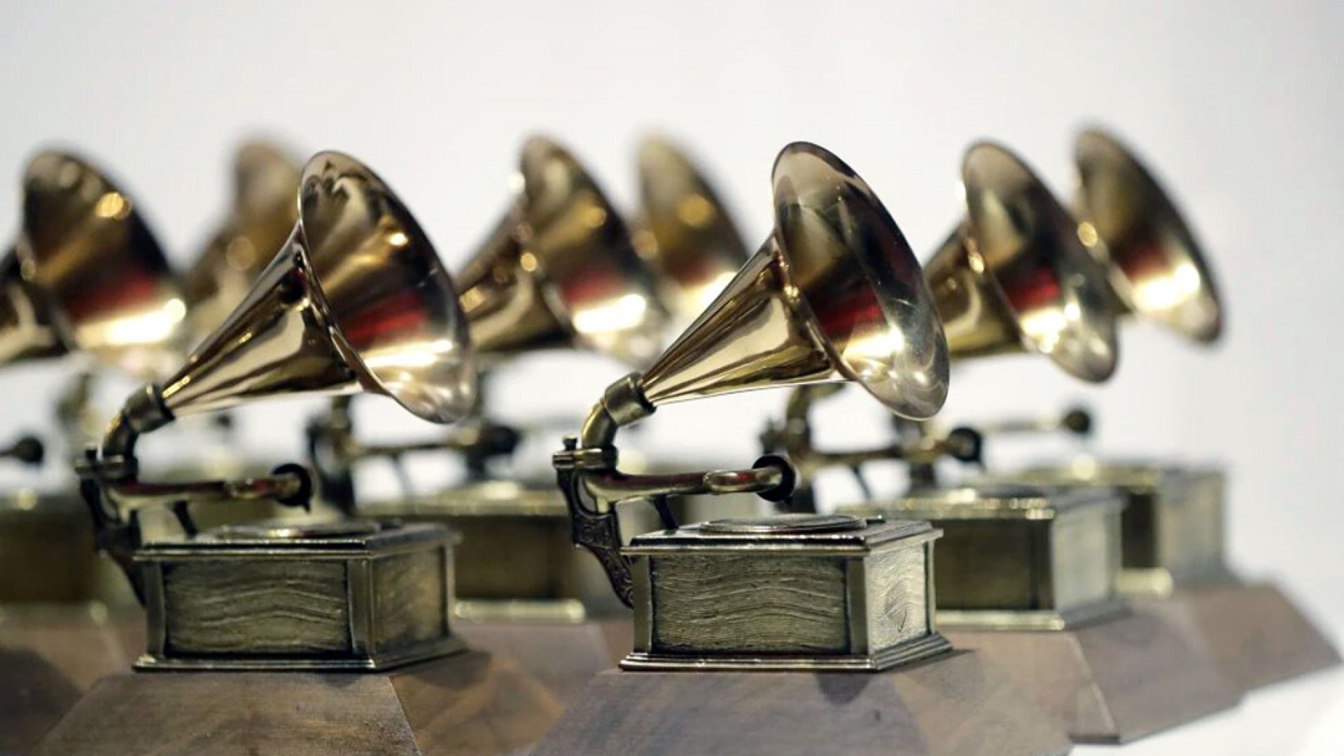 El Grammy mantiene su fecha original, pero cancela algunos eventos y pone el foco en los damnificados