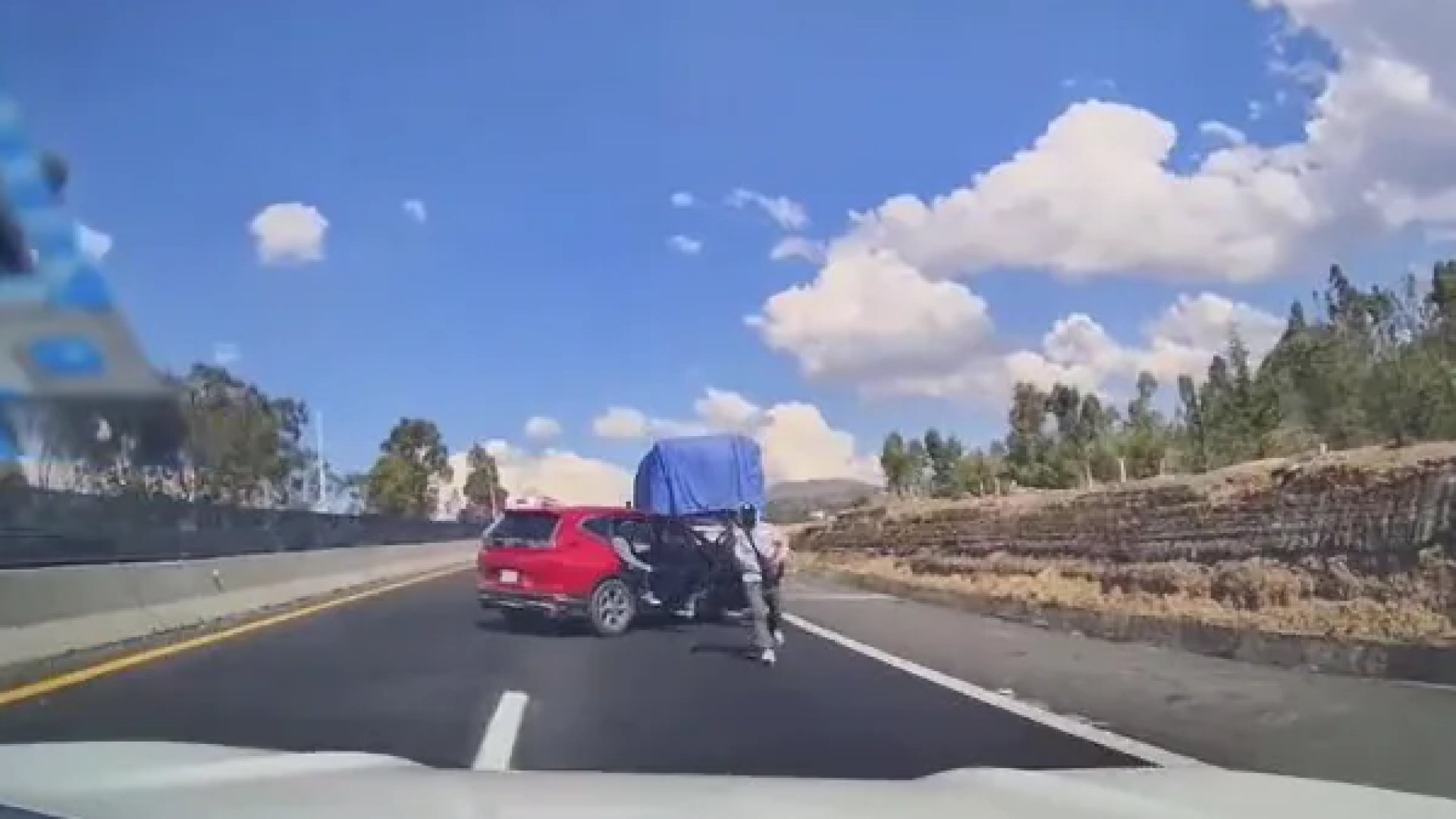 En carretera a Calpulalpan, familia evita asalto de hombres armados | Video