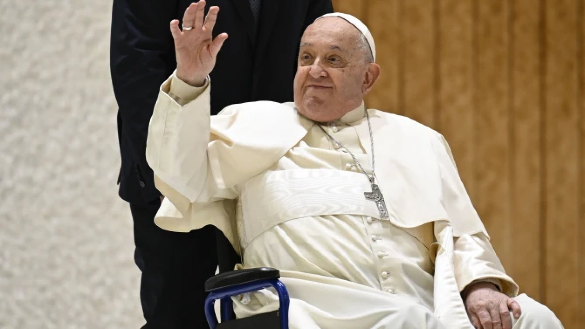 Papa Francisco se lesiona tras nueva caída; lo inmovilizan