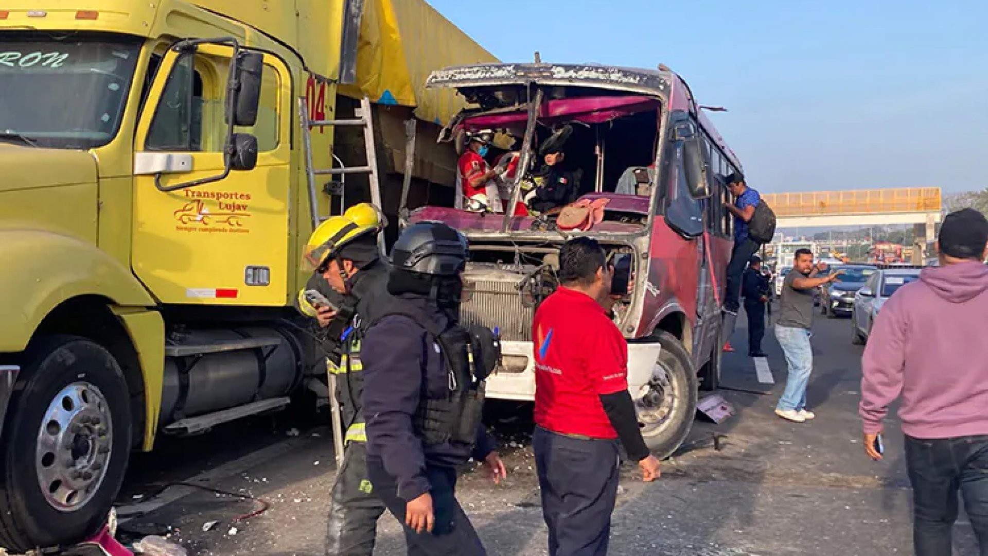 En autopista Cardel-Veracruz, choque deja un muerto y más de 15 heridos | Video