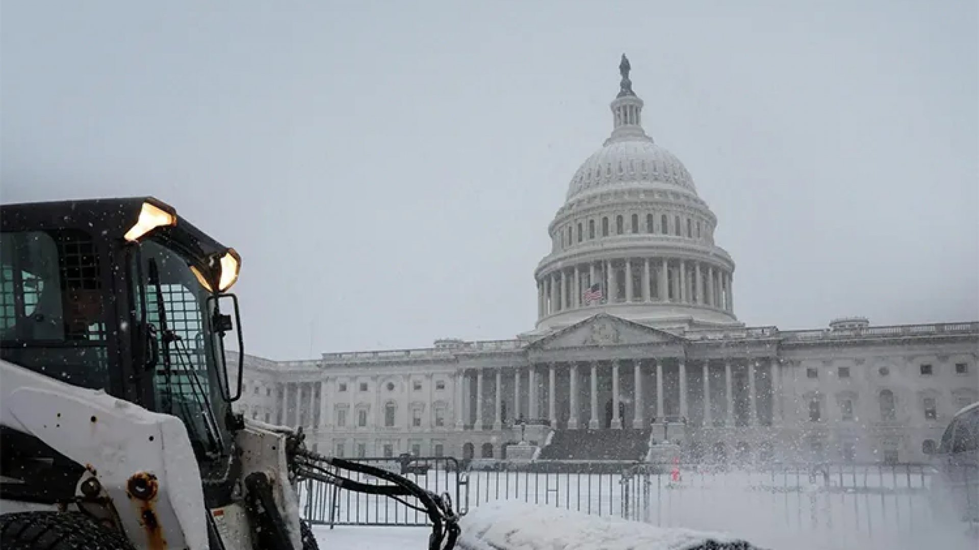 Donald Trump traslada su investidura al interior del Capitolio por frío extremo