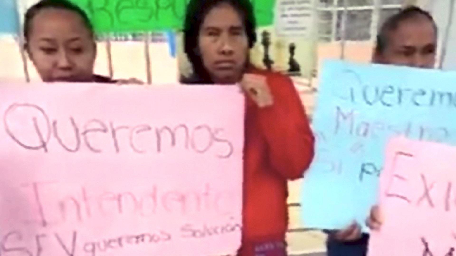 Padres de familia toman escuela en Paso del Macho para exigir soluciones educativas