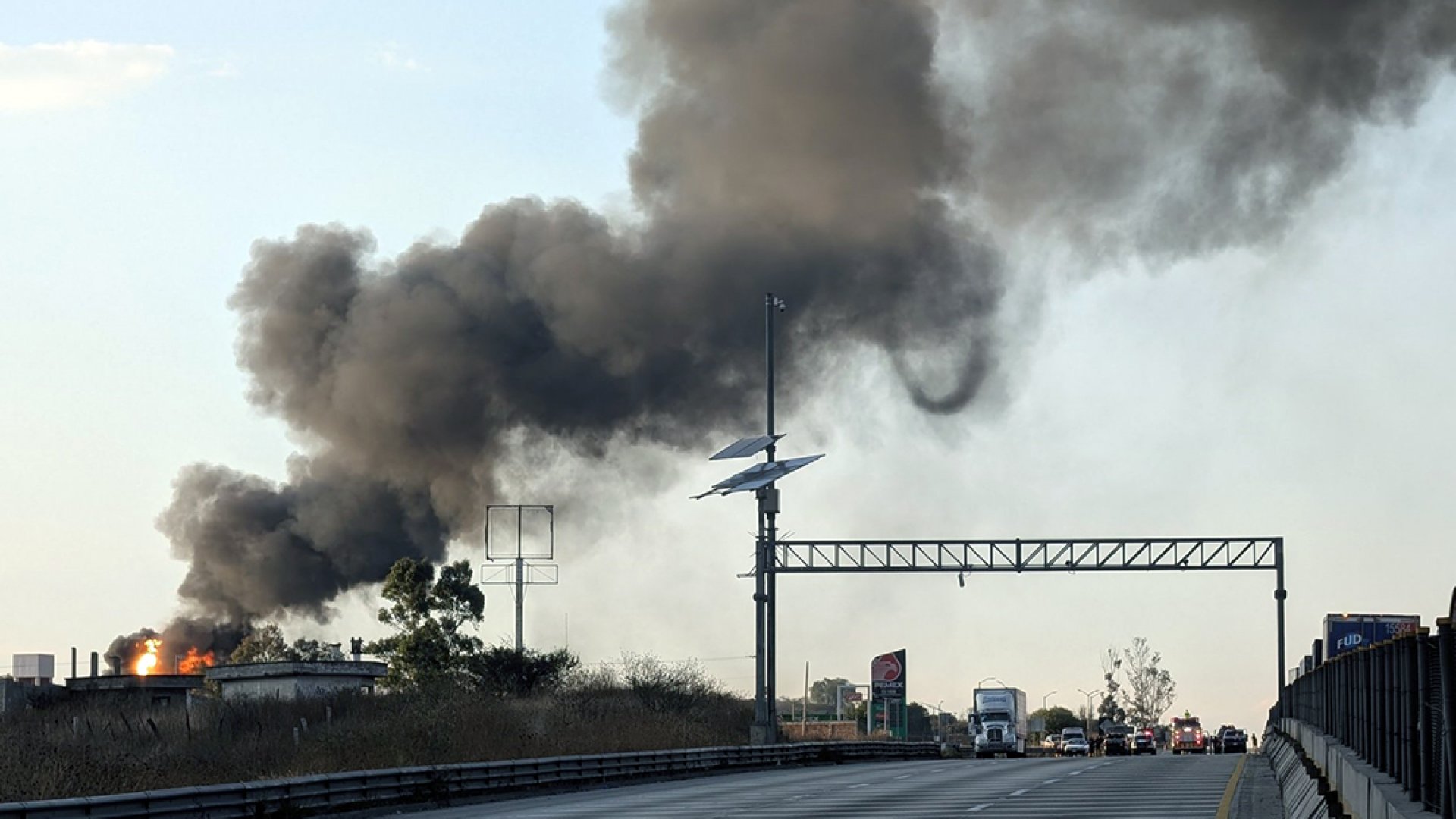 Se incendia poliducto de Pemex; provoca cierre de la México-Querétaro