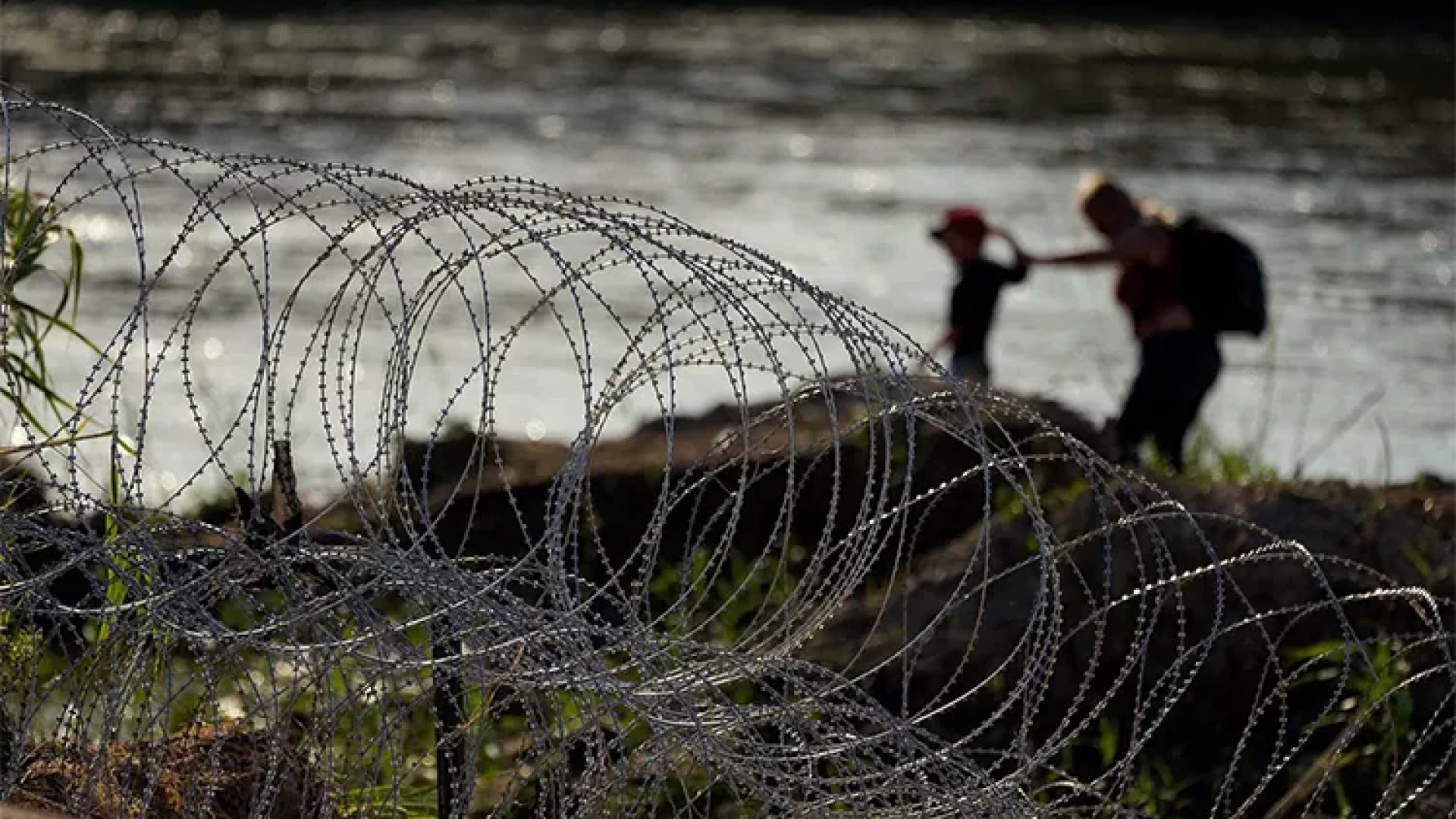Estados Unidos instala alambre de púas en la frontera previo al regreso de Trump