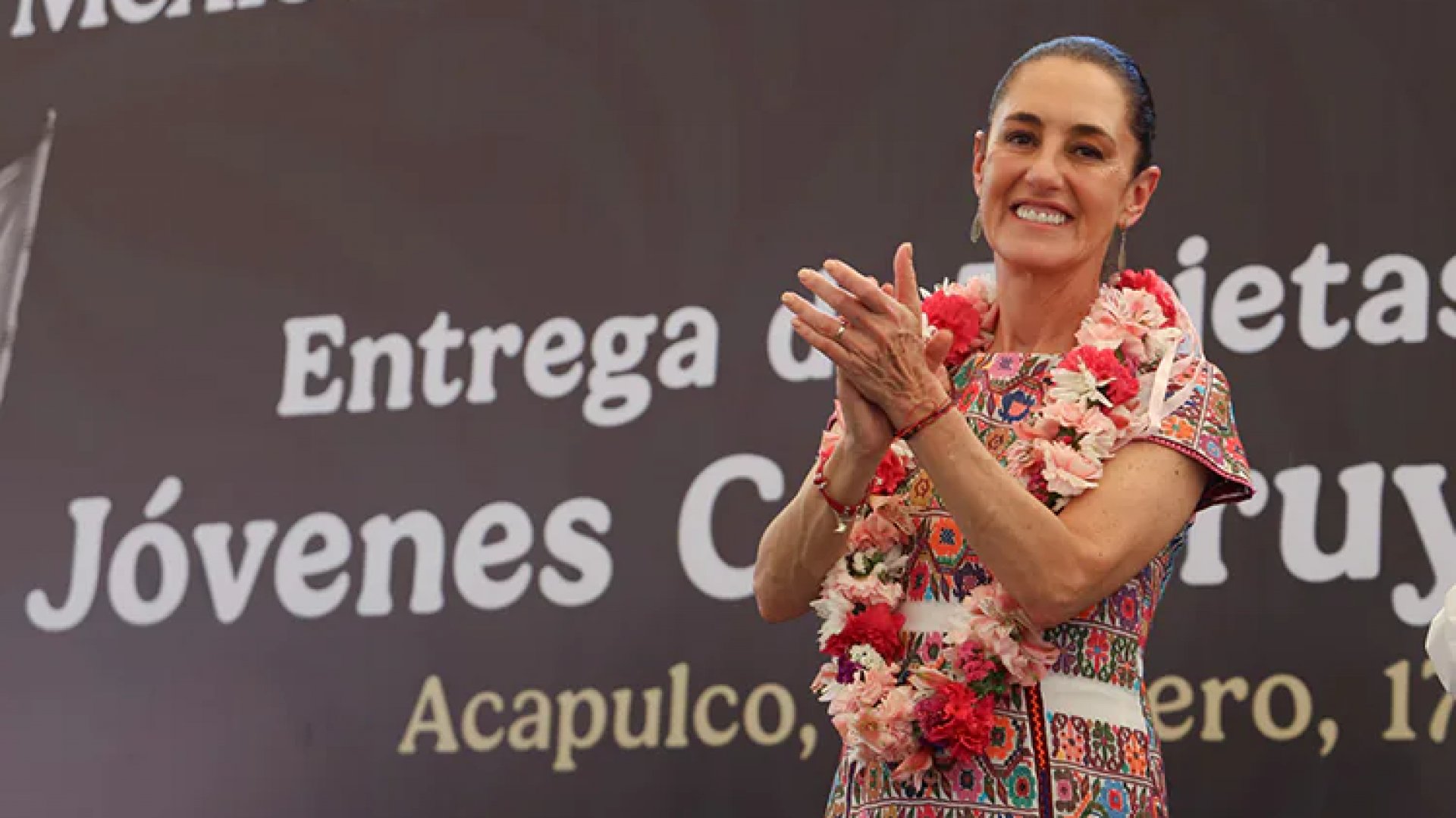 Sheinbaum entrega tarjetas de “Jóvenes construyendo el futuro” en Acapulco, Guerrero
