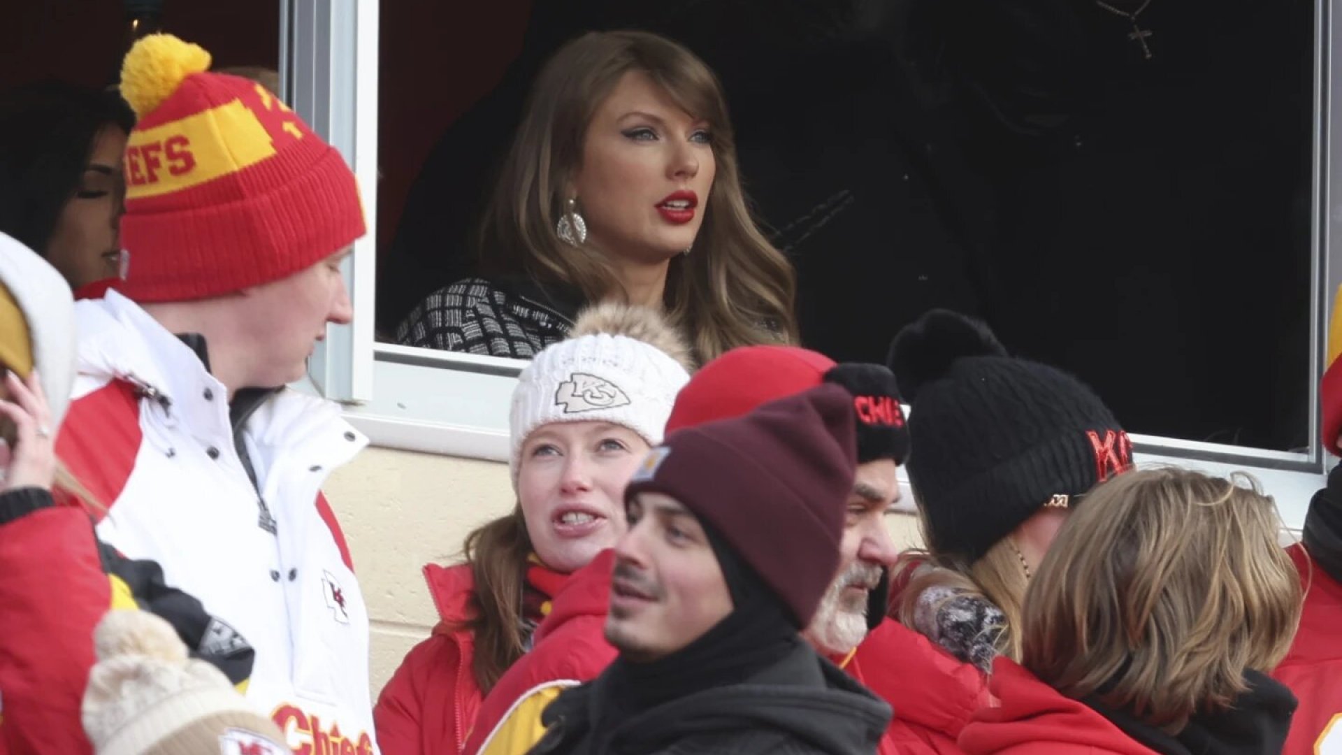 Taylor Swift observa la victoria de los Chiefs en los playoffs ante Travis Kelce