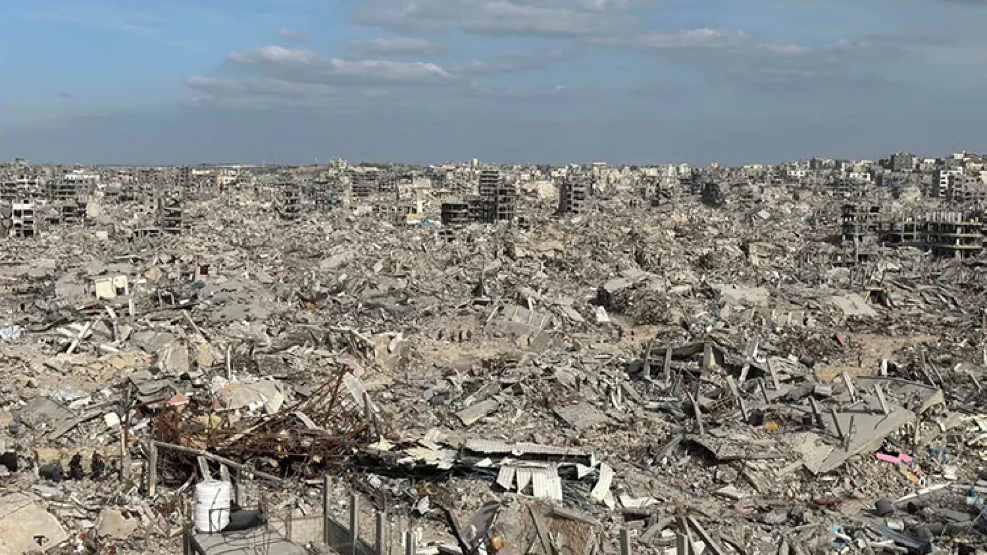 Palestinos regresan a Gaza entre búsqueda de desaparecidos y hogares destruidos