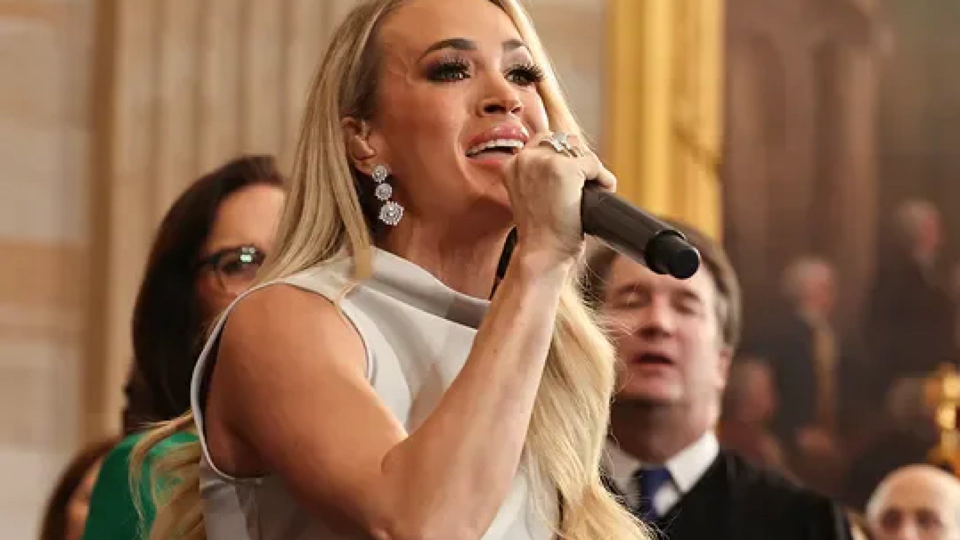 Carrie Underwood sorprende en investidura de Trump pese a falla musical