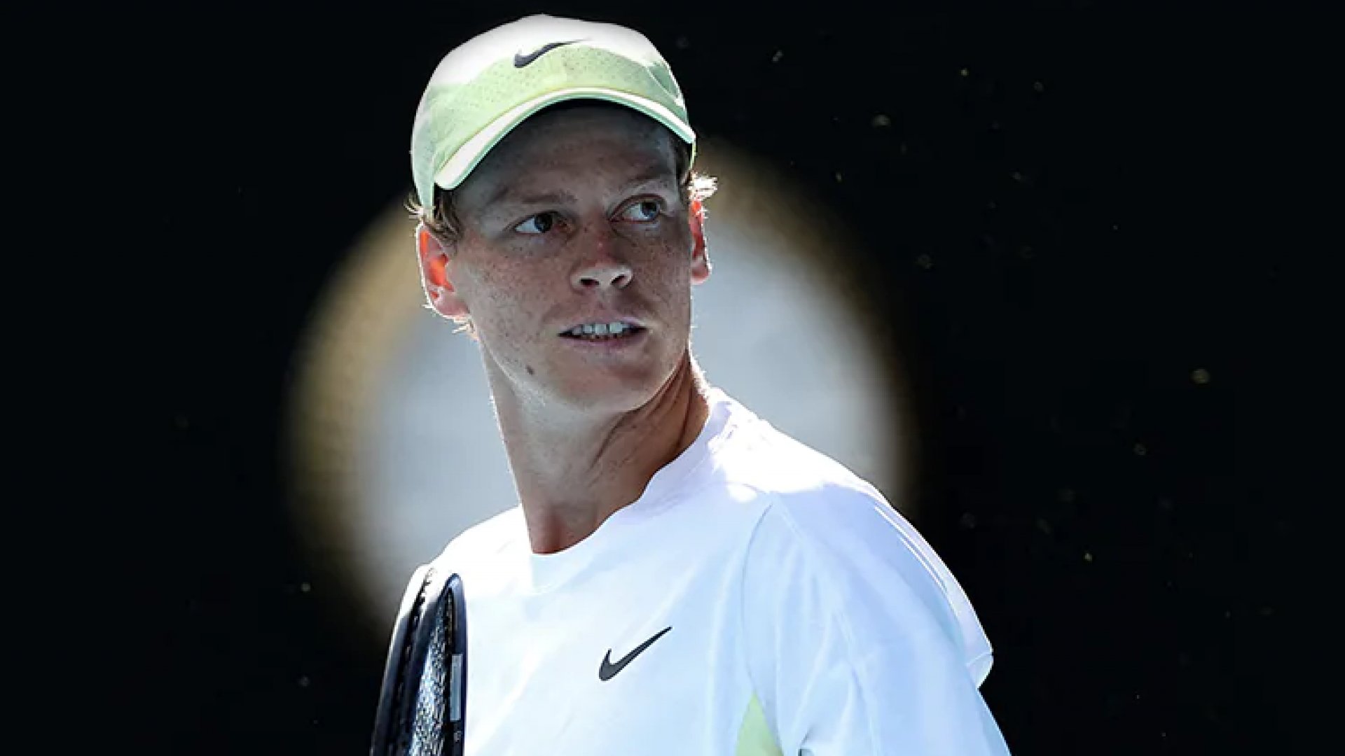 Jannik Sinner supera mareos y pasa a cuartos de final en Abierto de Australia