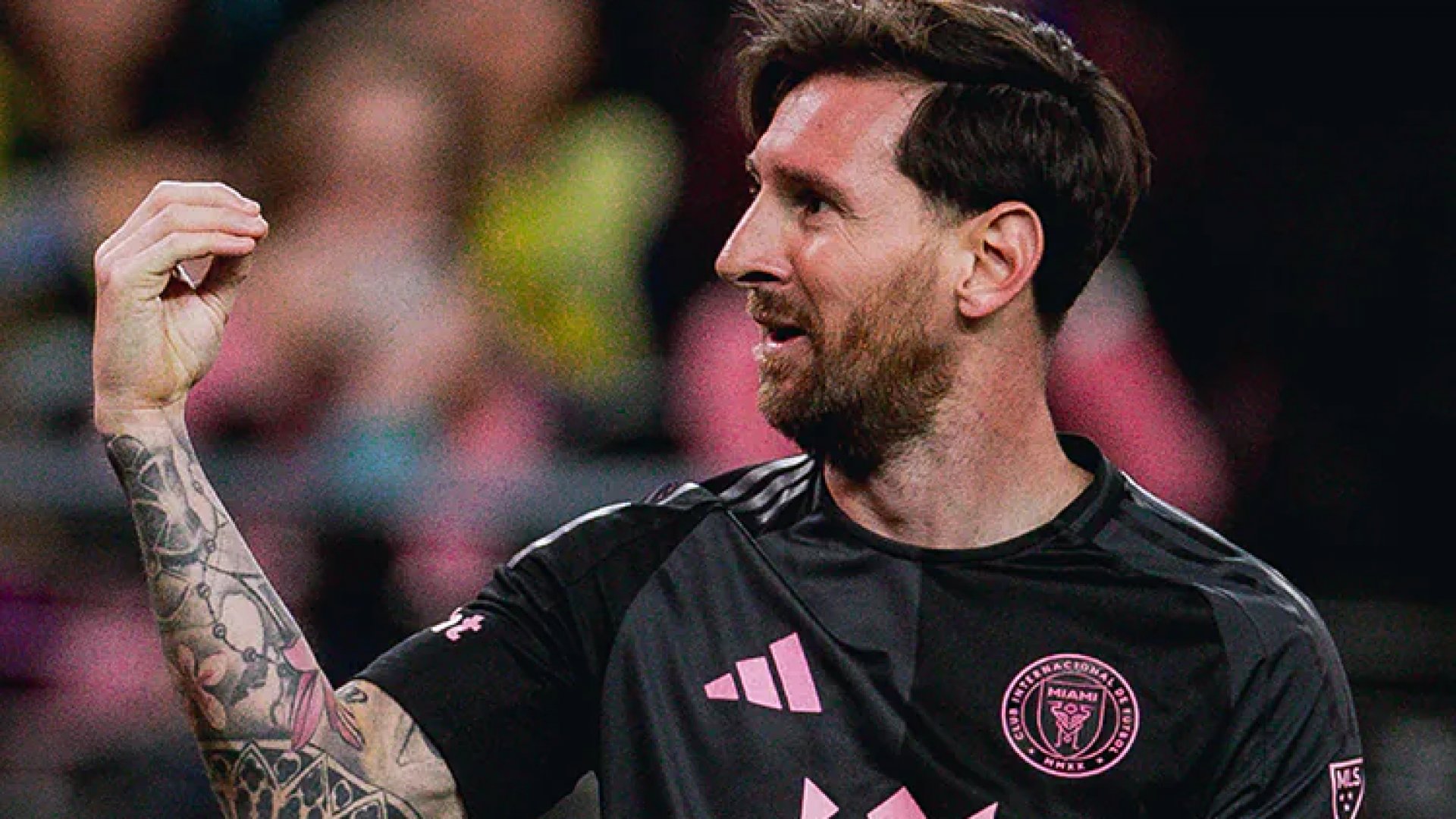 Messi hace gestos a afición mexicana por insultos y “Bofo” Bautista se ofende