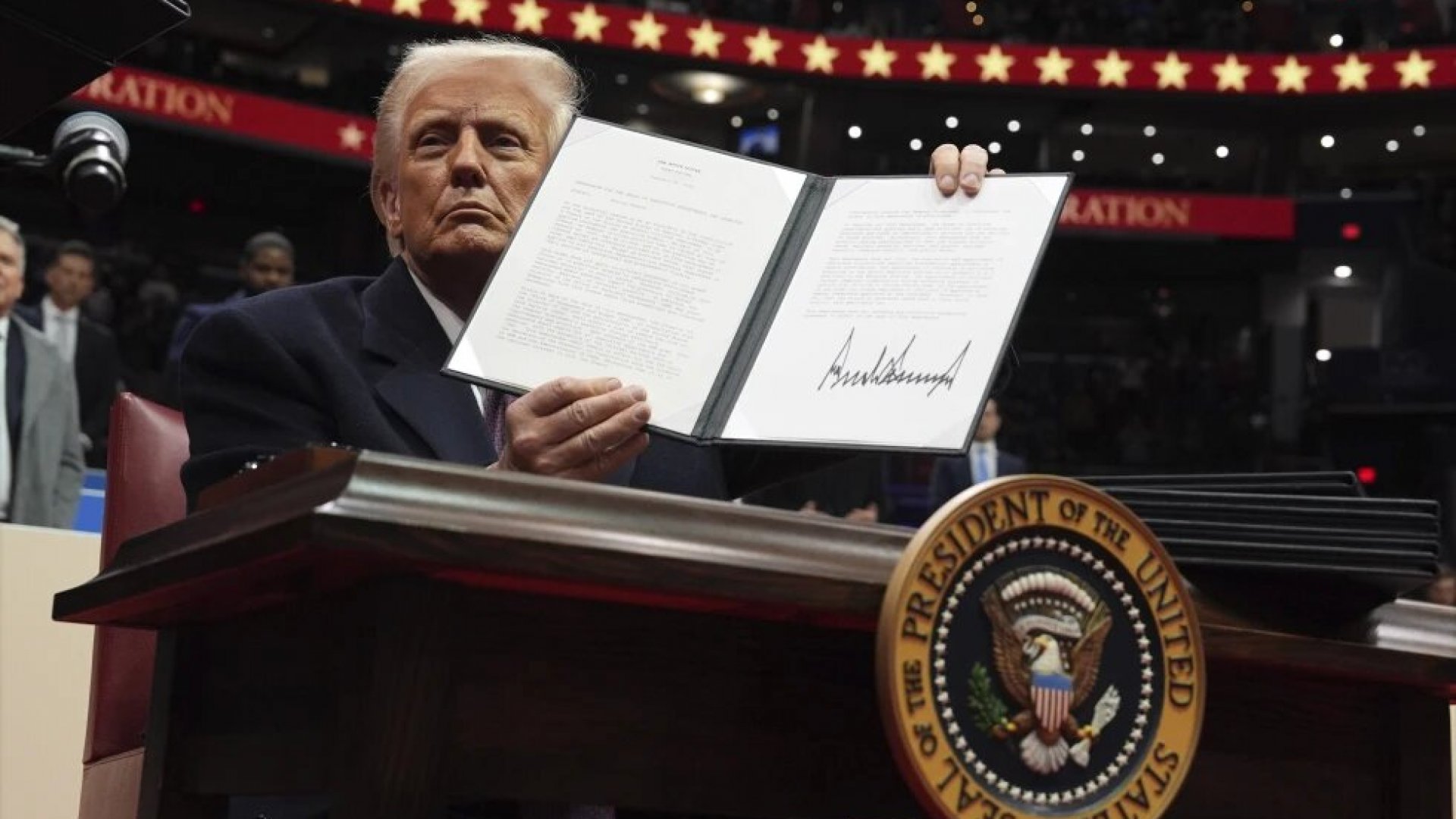 ¿Cuáles son sus prioridades? Trump comienza a firmar órdenes ejecutivas en su primer día