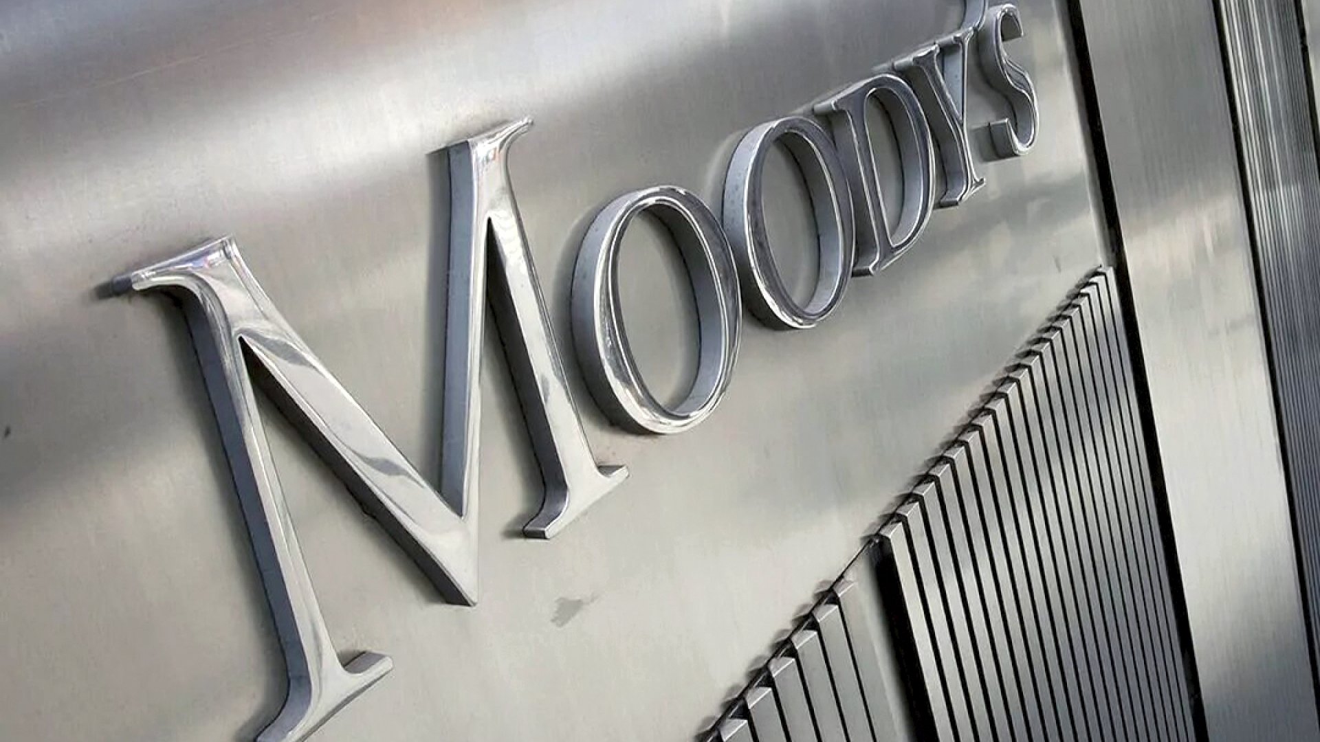 Moody's: El alto el fuego podría frenar la caída de la calificación de Israel