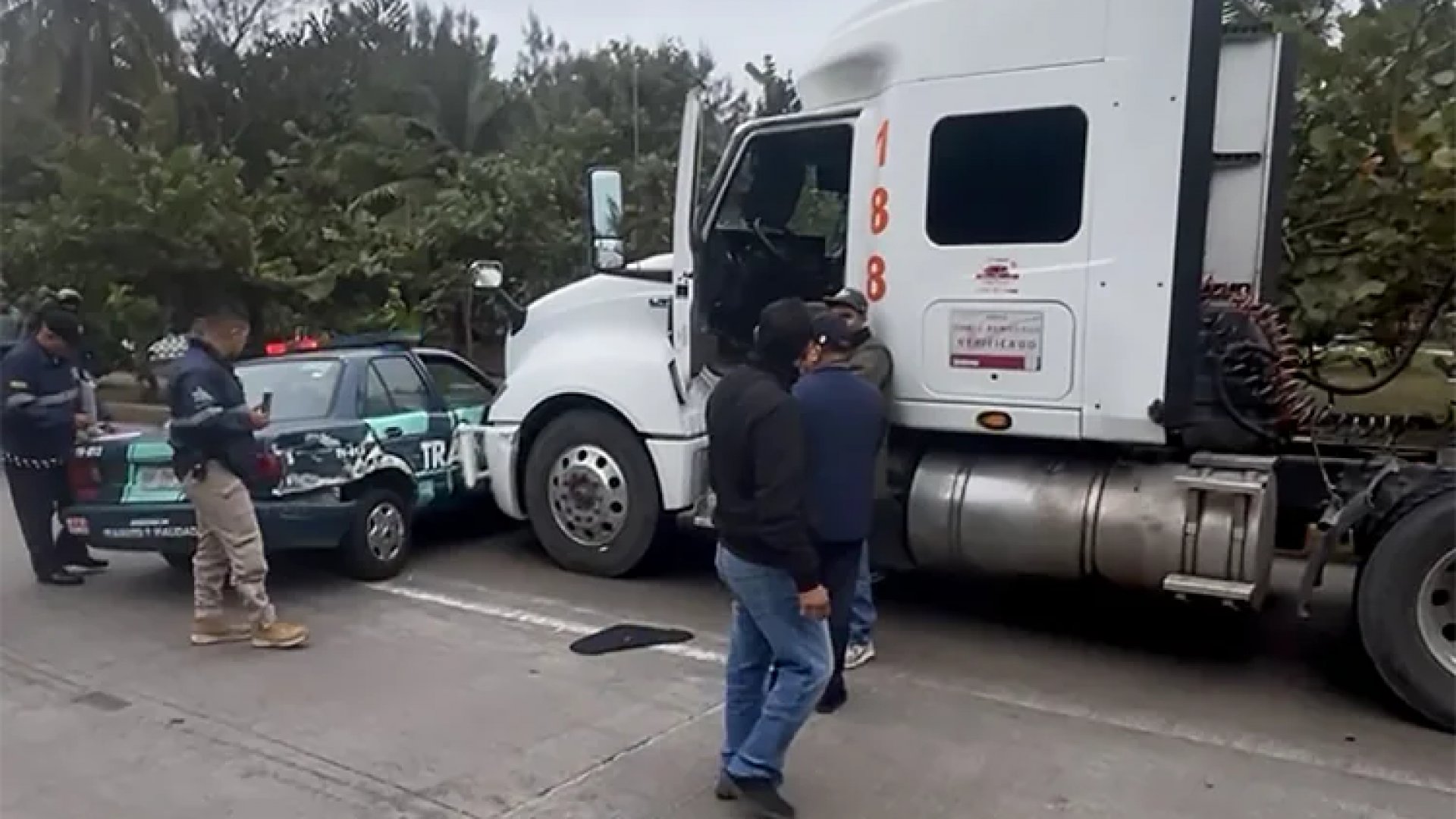 En Veracruz, tráiler arrastra patrulla con todo y oficiales