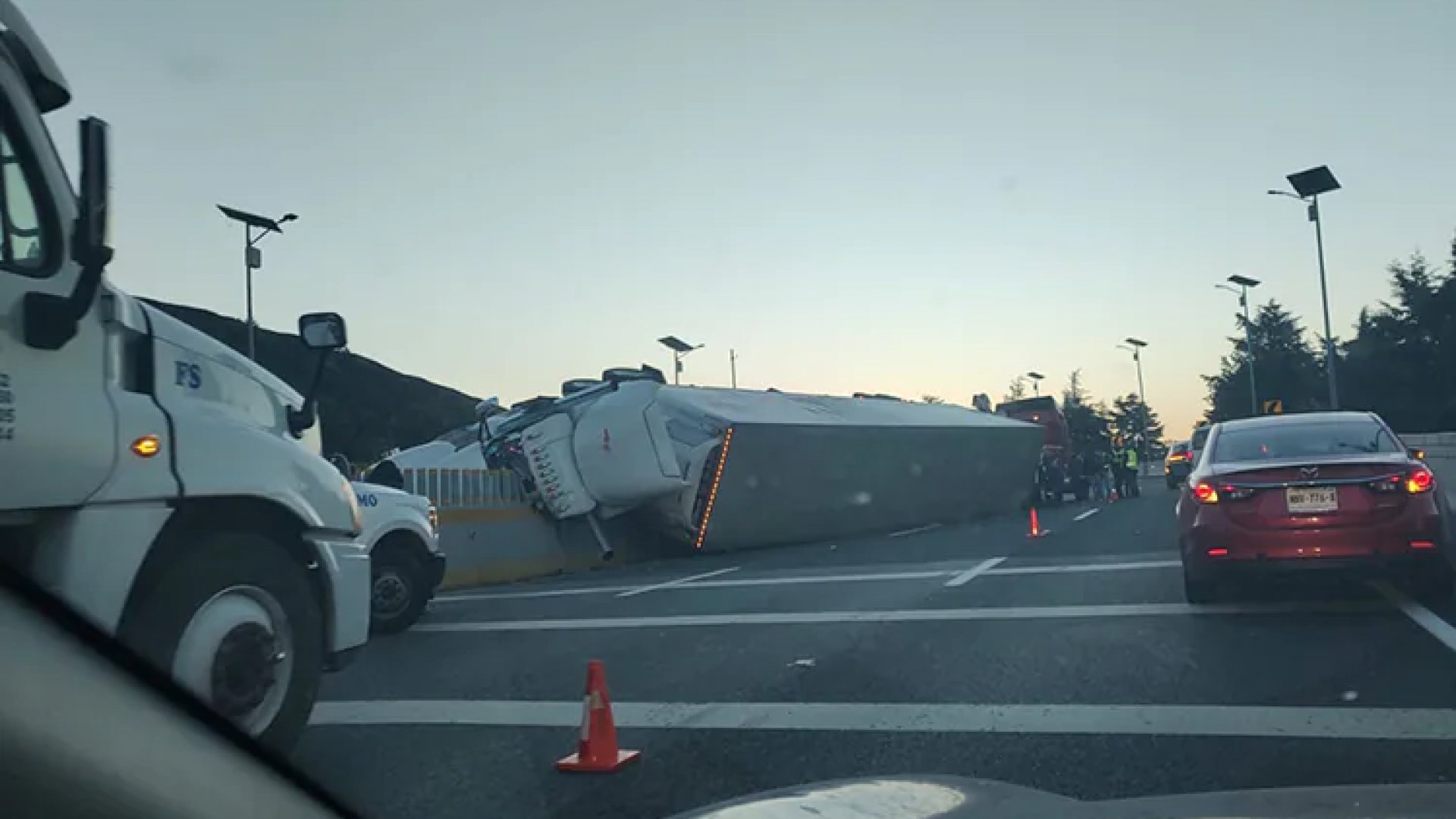Volcadura de tráiler causa caos vial en la autopista México-Cuernavaca