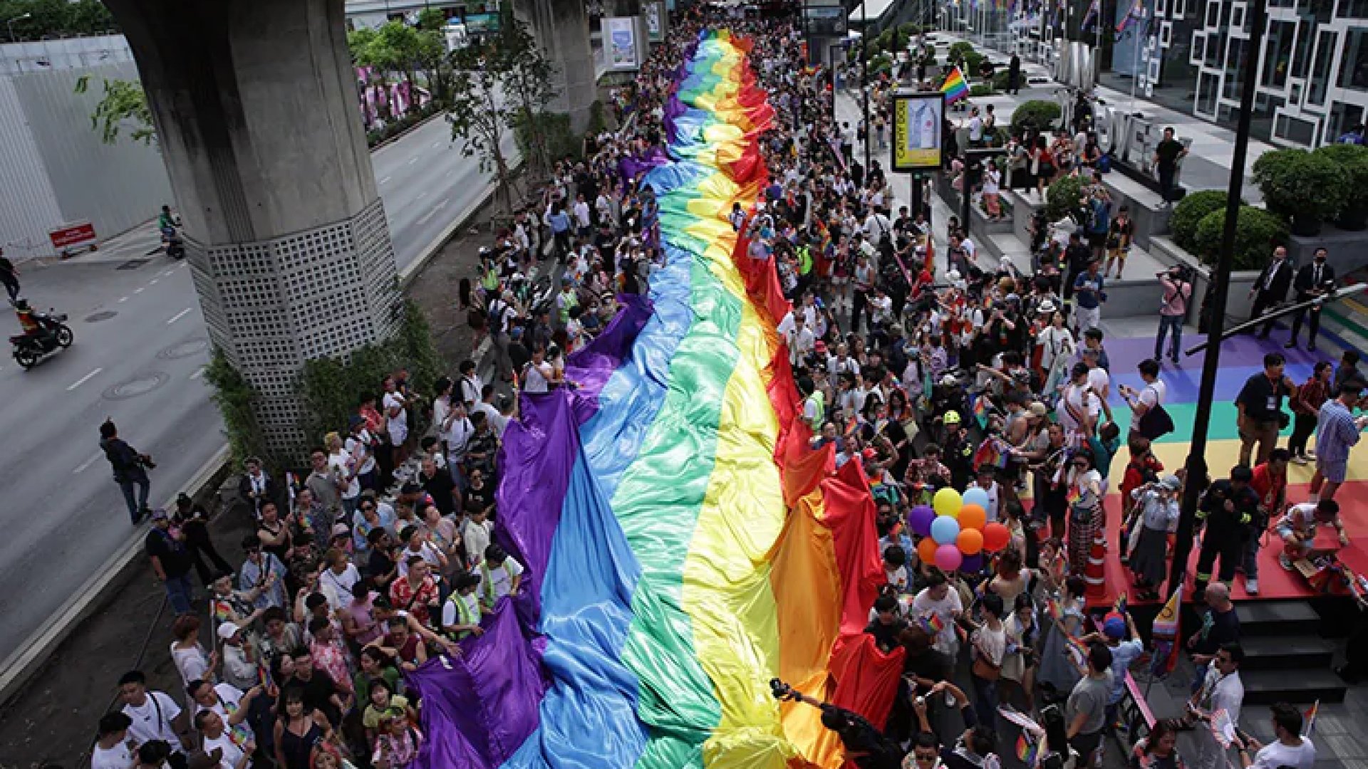 Tailandia celebra mil 800 bodas LGBT en jornada de matrimonio igualitario
