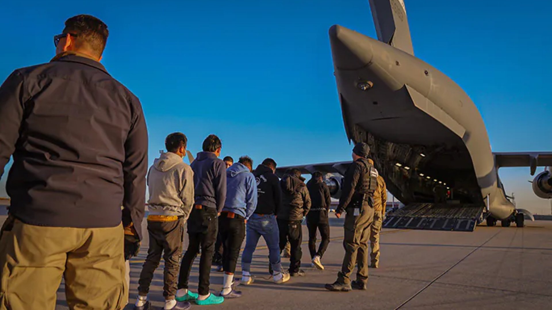 La Casa Blanca publica fotos de migrantes encadenados listos para ser deportados