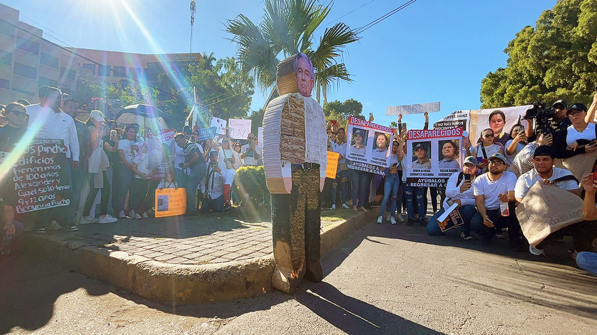 Miles marchan en Culiacán por la paz y exigen renuncia de Rubén Rocha Moya