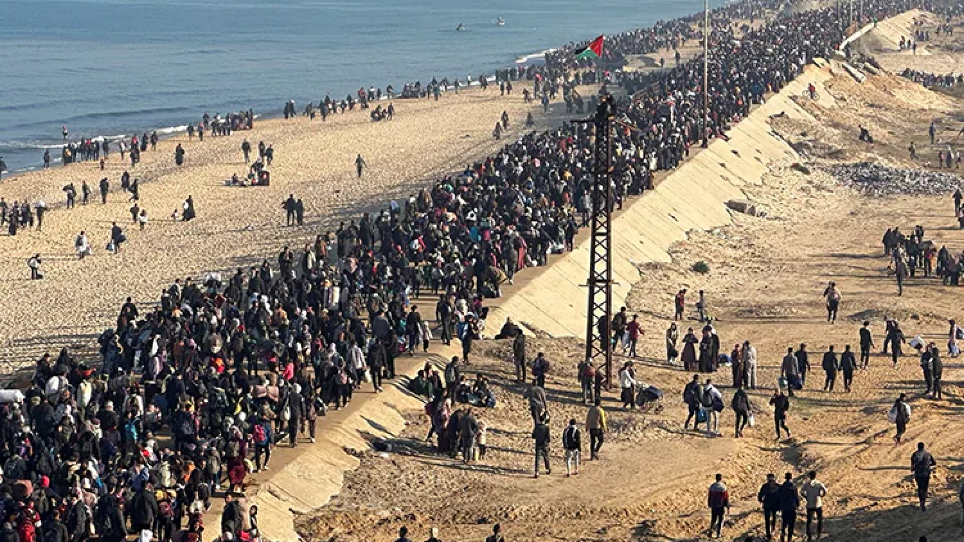 Miles de palestinos regresan al norte de Gaza tras apertura de pasos fronterizos