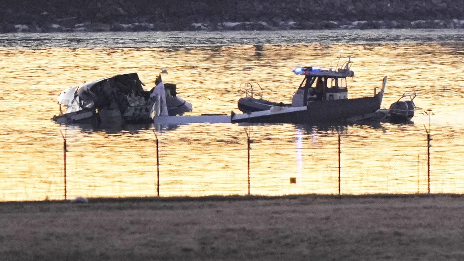 Recuperan cajas negras de avión accidentado en Washington