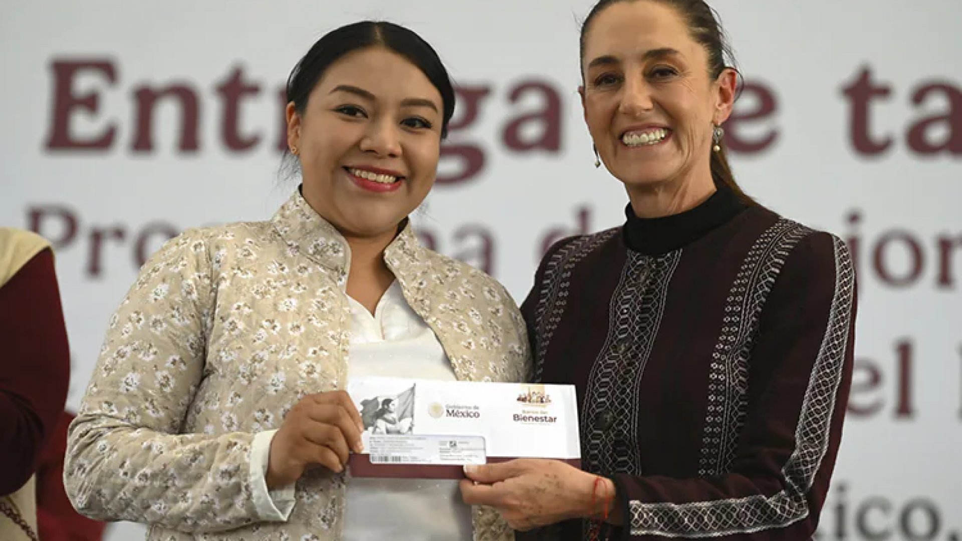 Sheinbaum entrega en Edomex tarjetas del Programa de Vivienda para el Bienestar